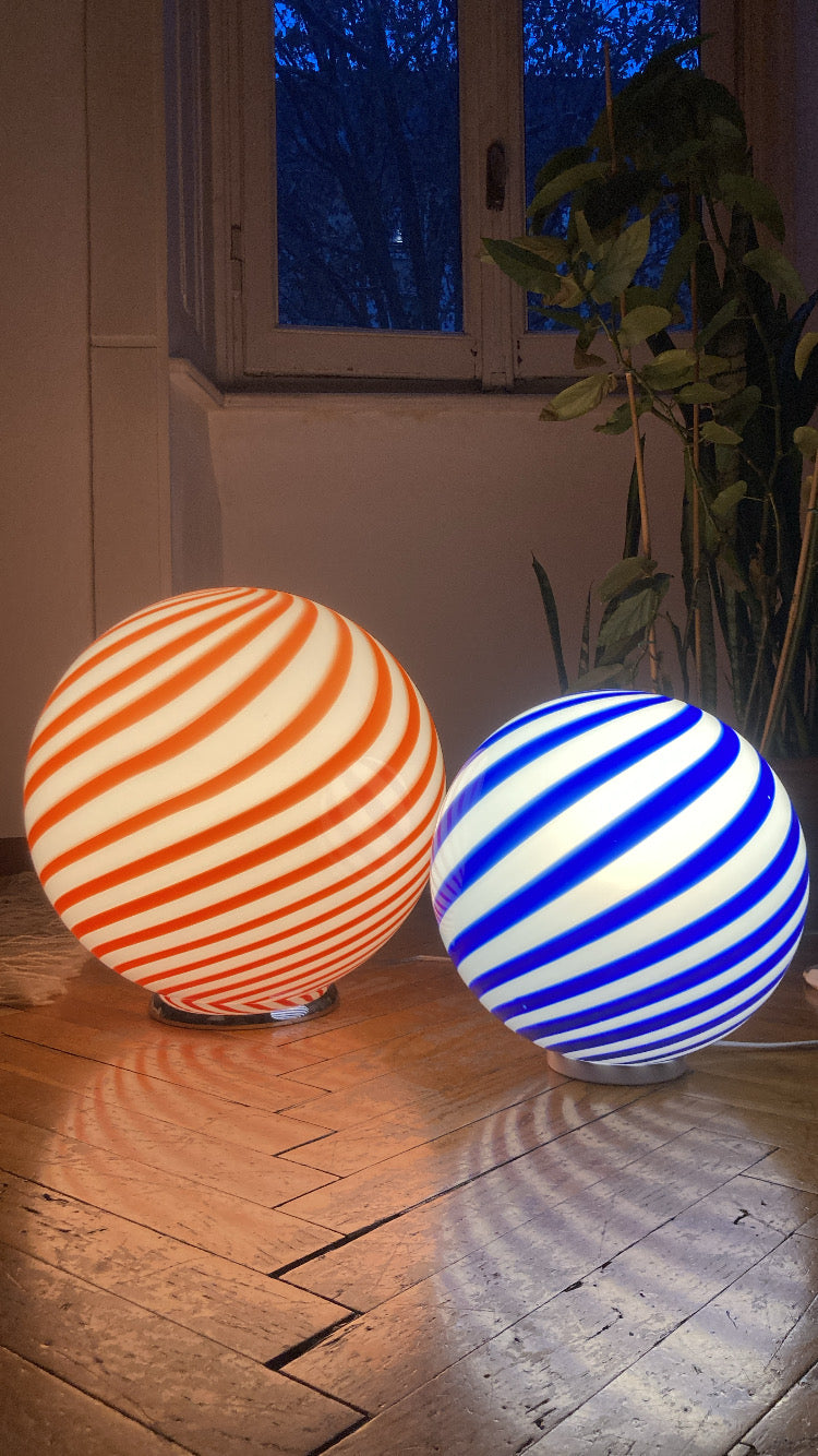 Lampe sphérique spirale bleue