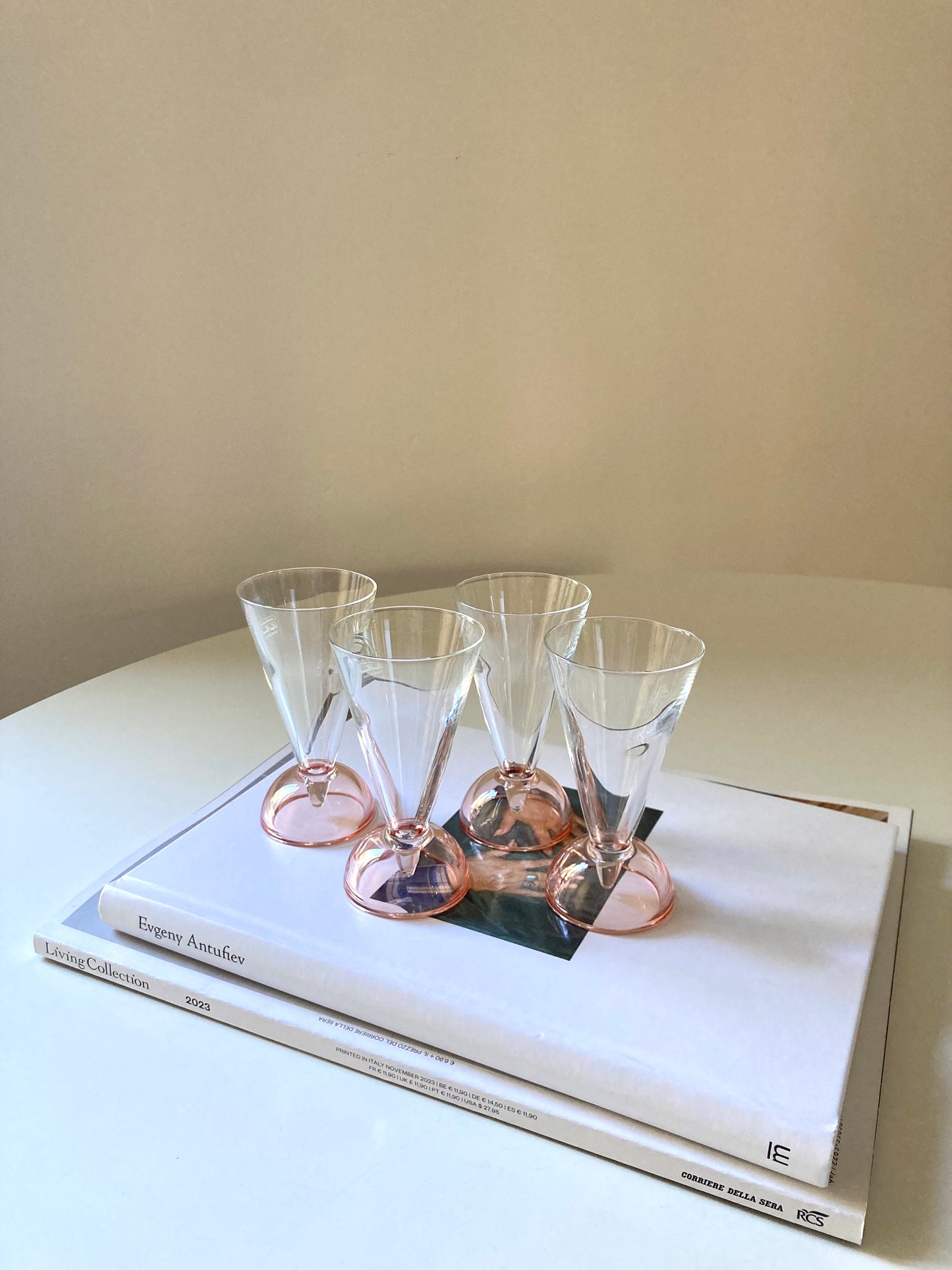 Set of 4 glasses with pink base