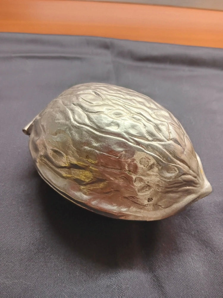 Schiaccianoci vintage in metallo