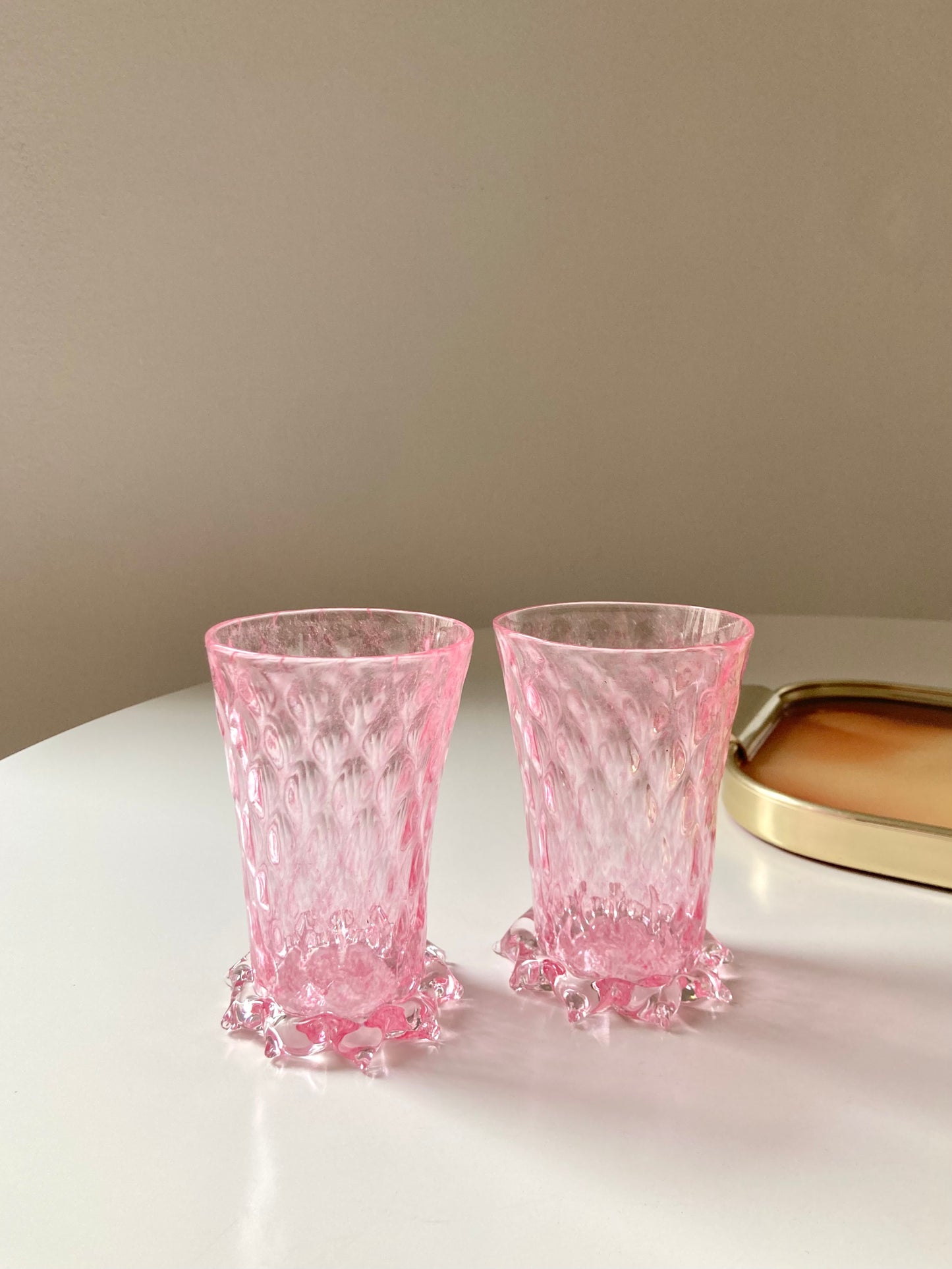 Bicchieri rosa con base in cristallo