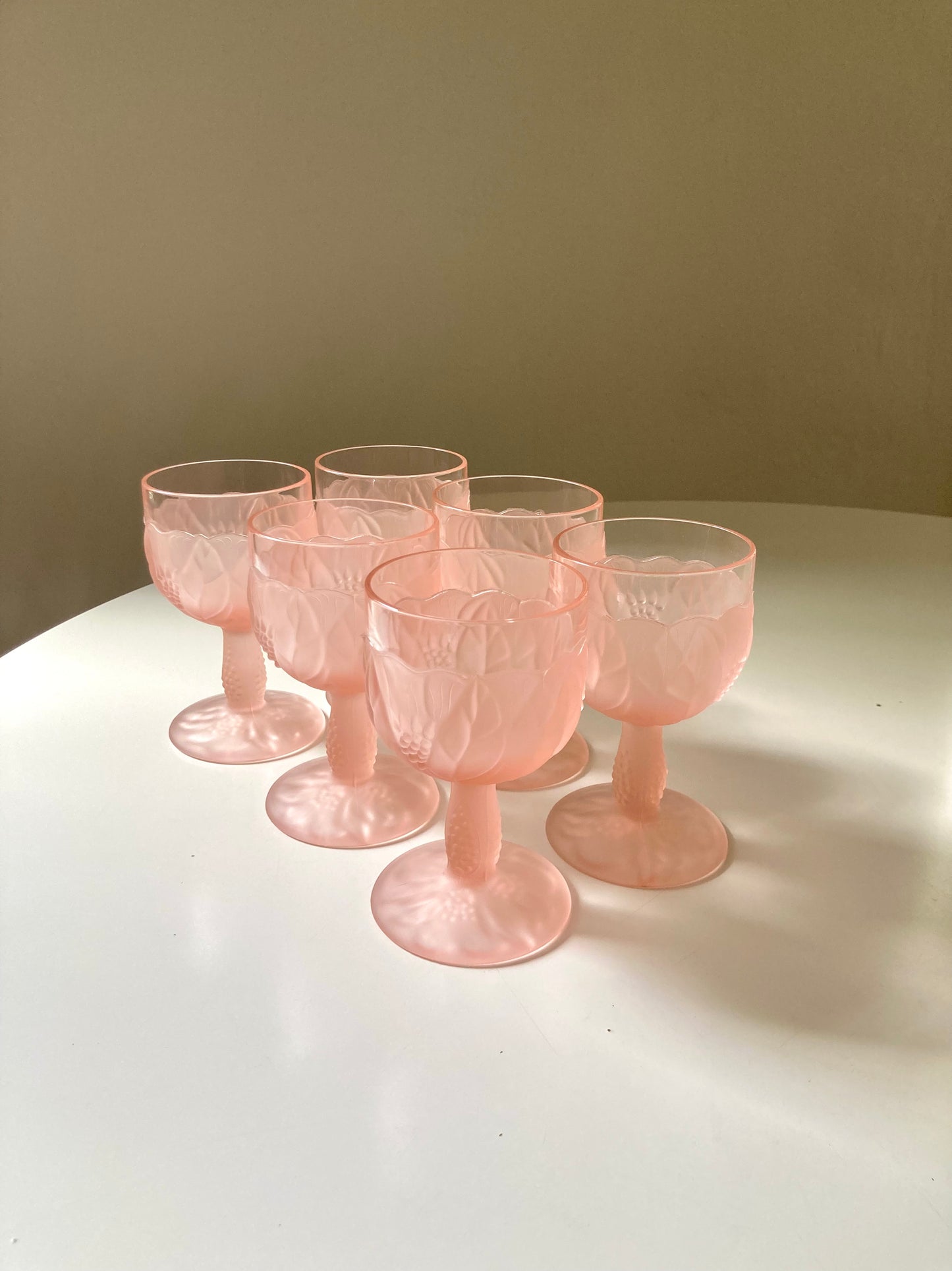 Set of 6 pink glasses with relief decoration