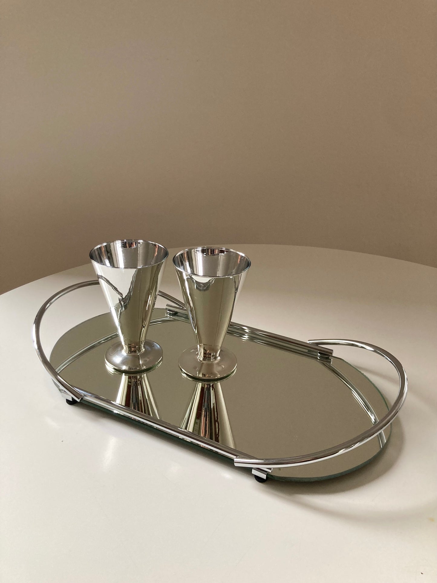 Set of 4 mirrored glasses with tray