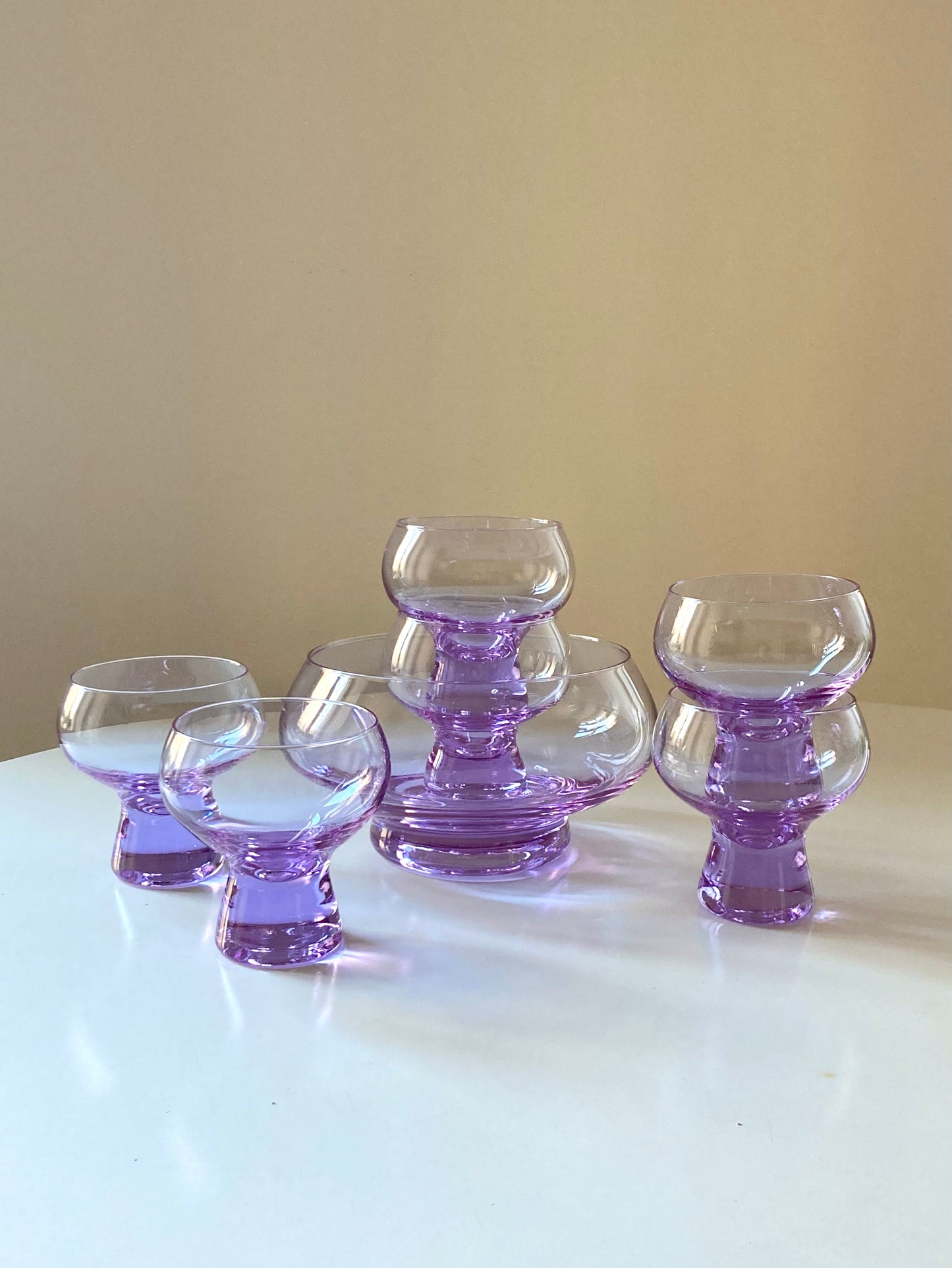 Service of 6 cups and large bowl in purple glass