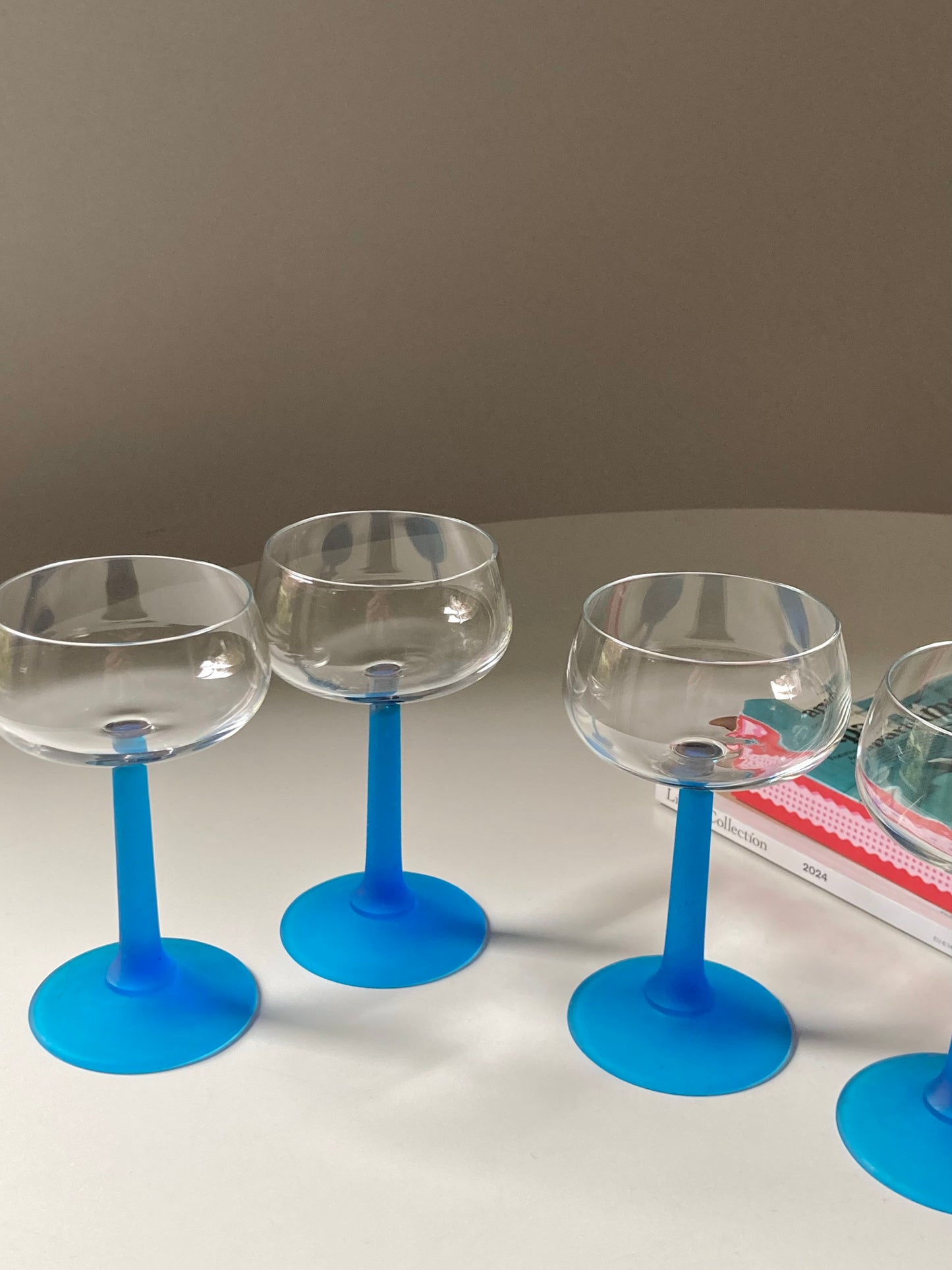 Set di 4 calici con stelo blu satinato