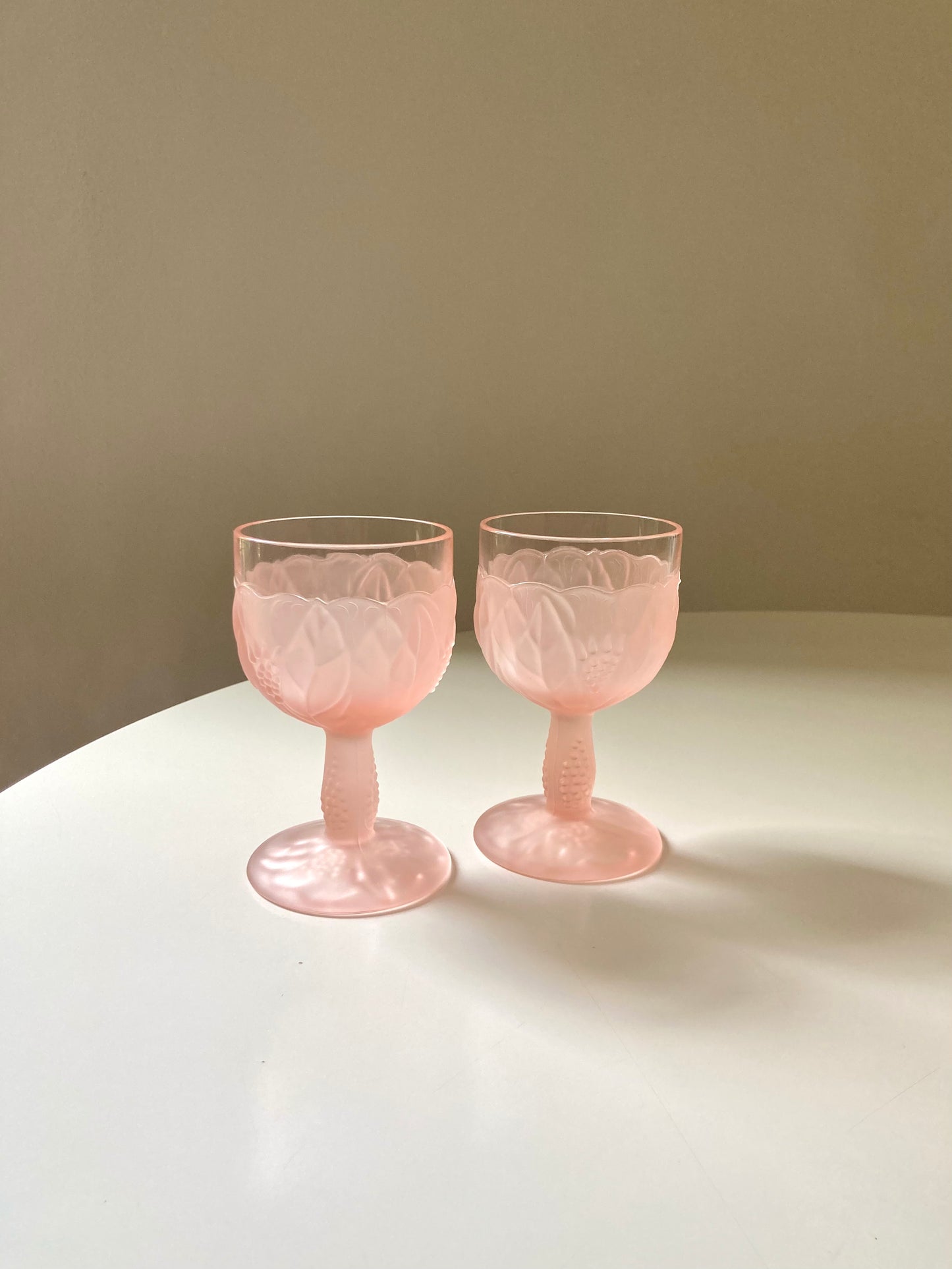 Set of 6 pink glasses with relief decoration