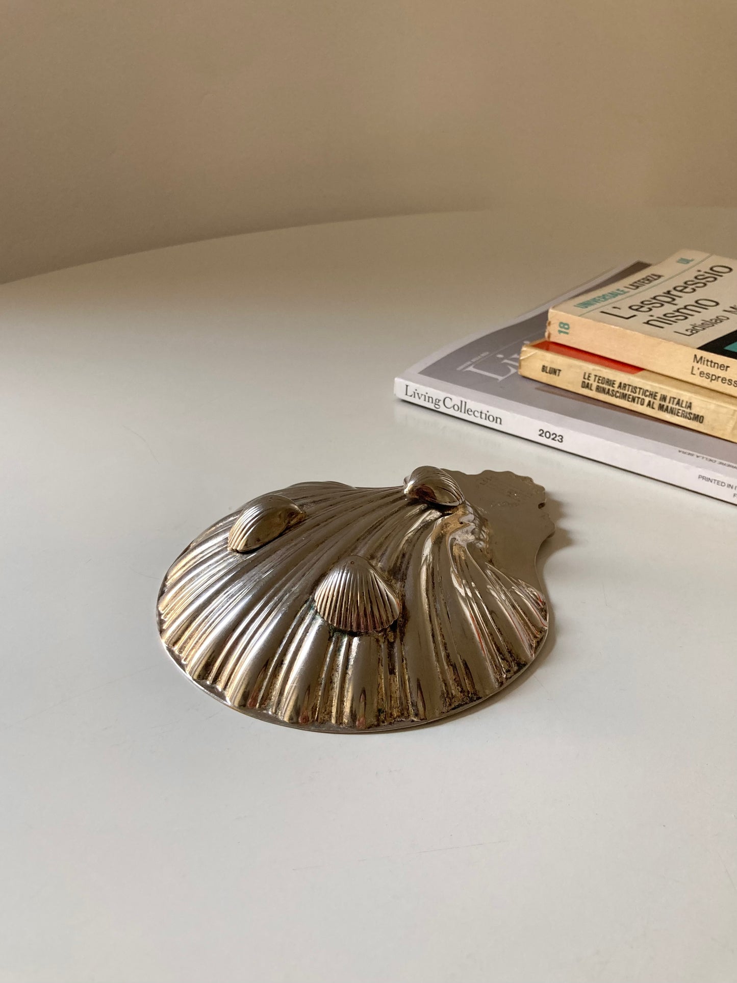 Shell-shaped bowl or ashtray