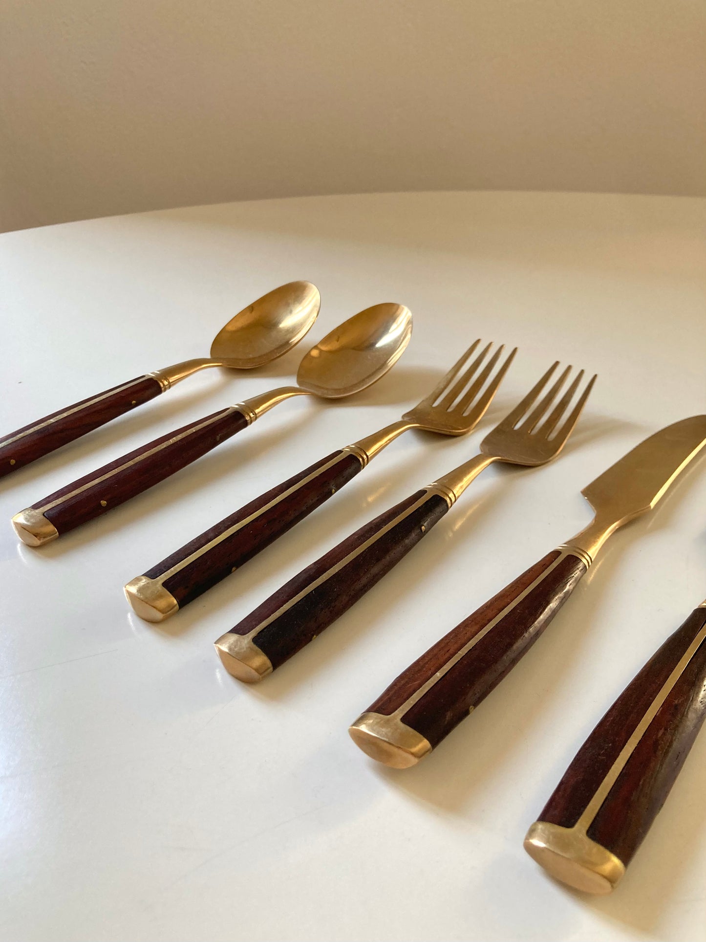 Set of 24 cutlery pieces in brass-plated steel and teak