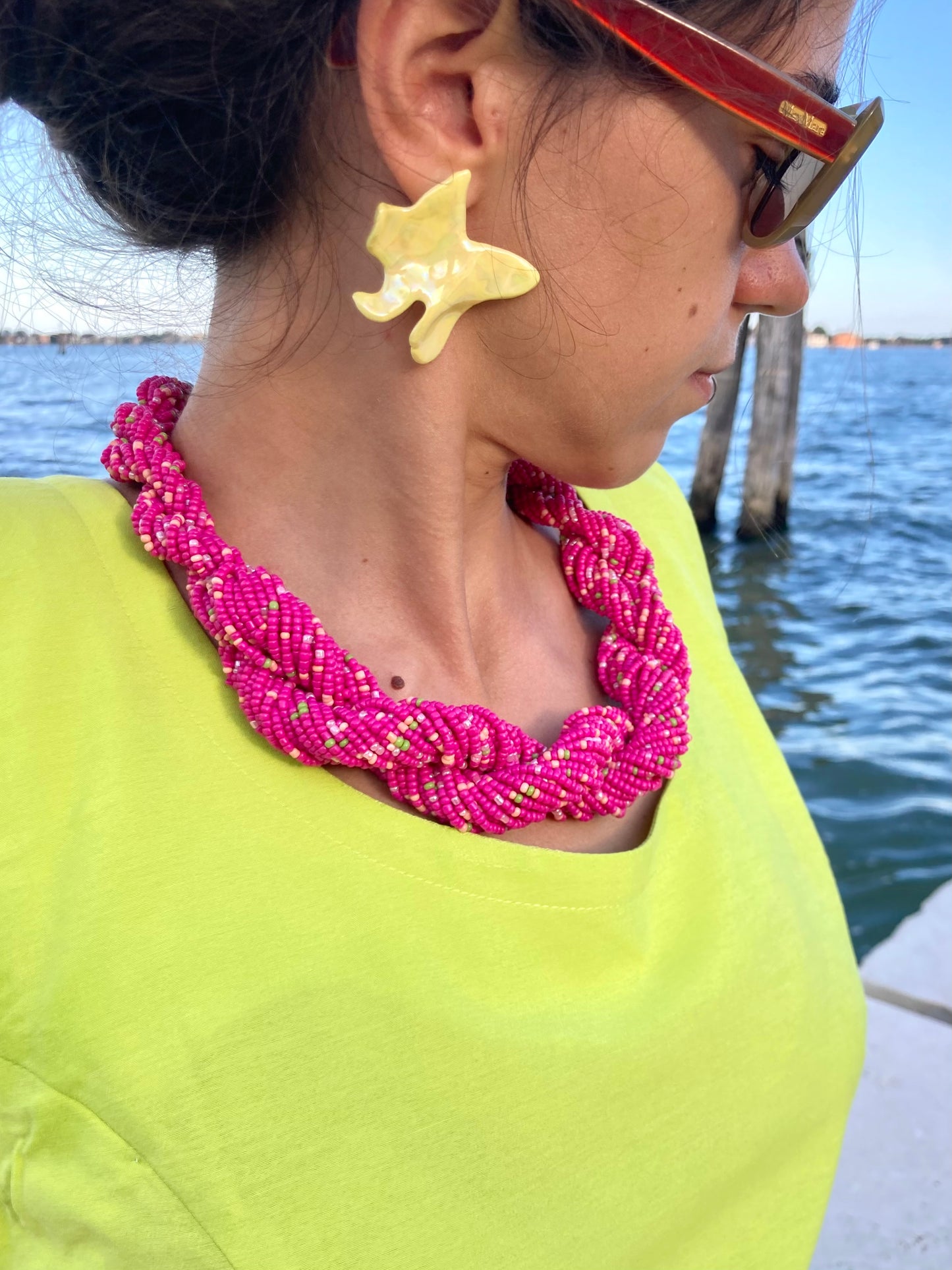 Collana intrecciata di perline rosa