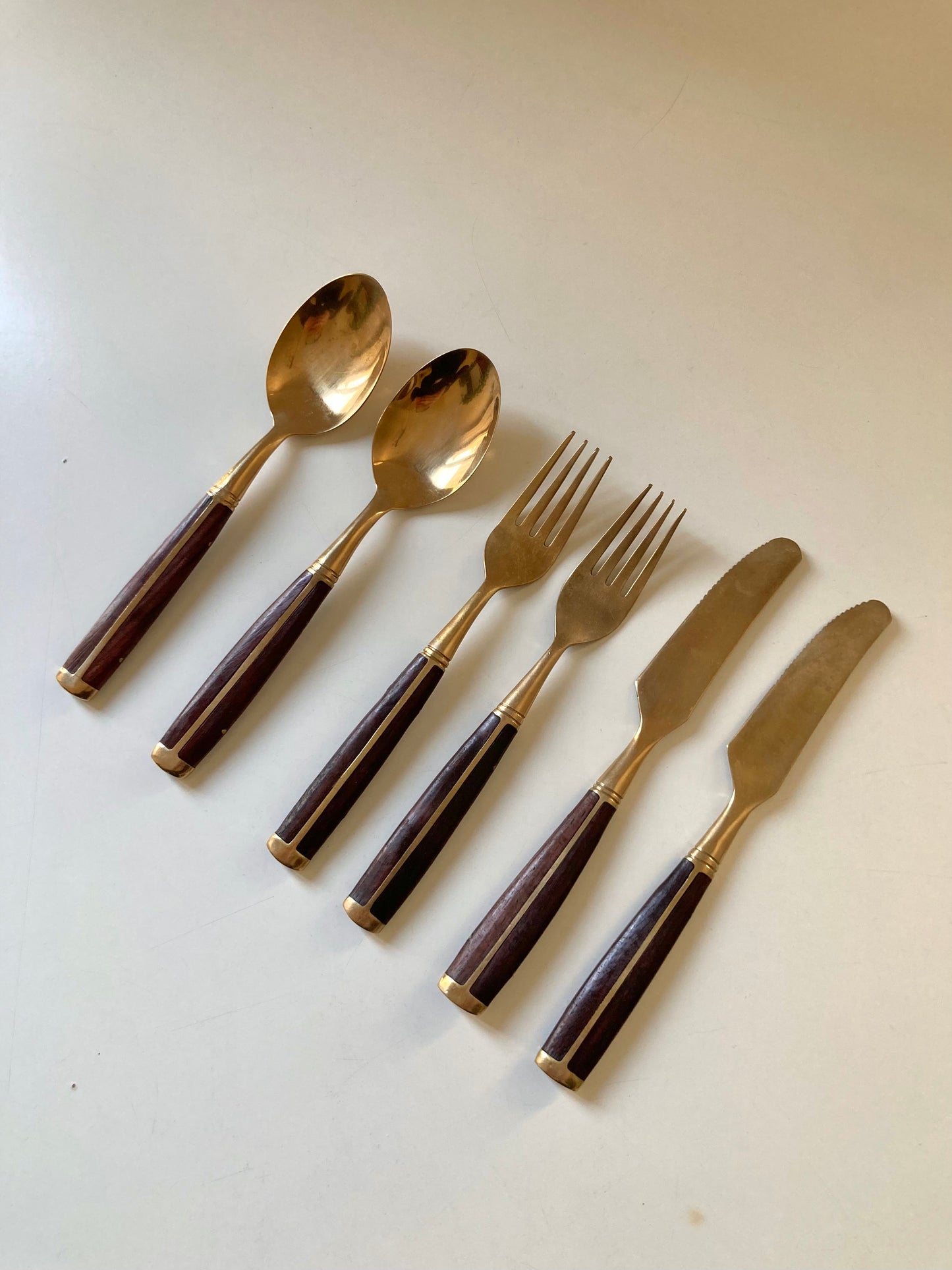 Set of 24 cutlery pieces in brass-plated steel and teak