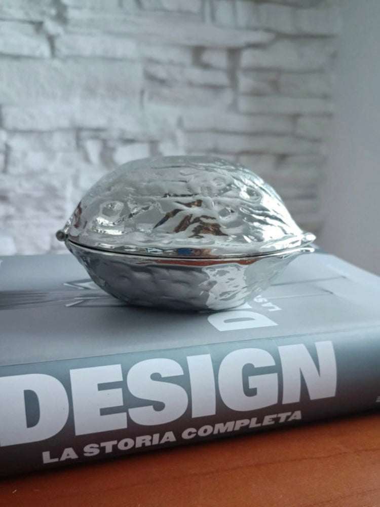 Schiaccianoci vintage in metallo