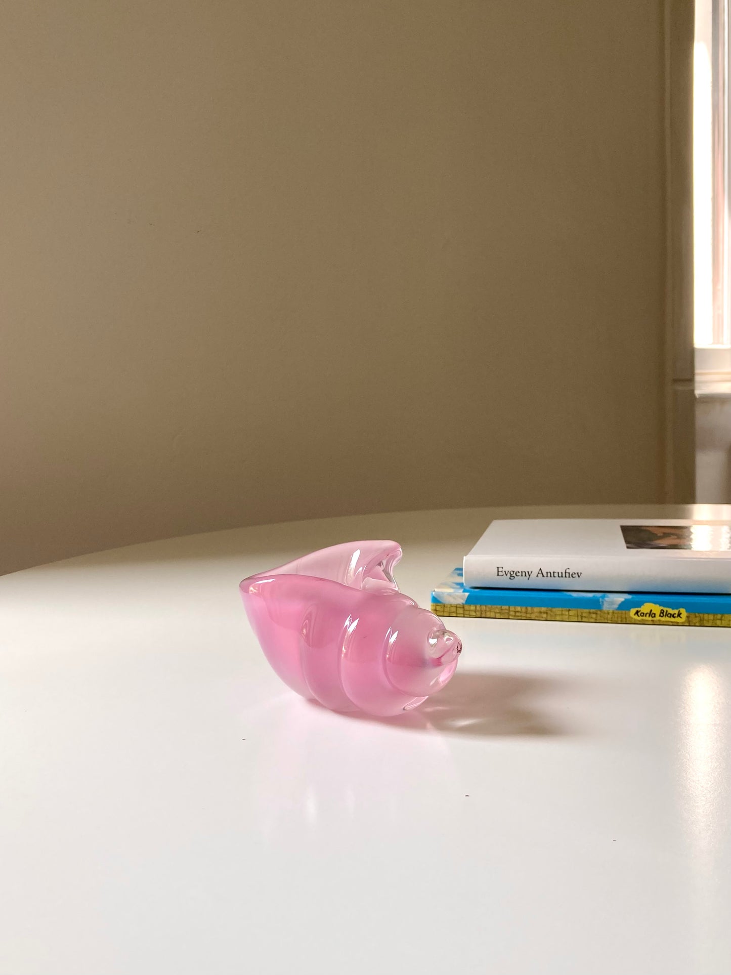 Shell-shaped pink glass bowl