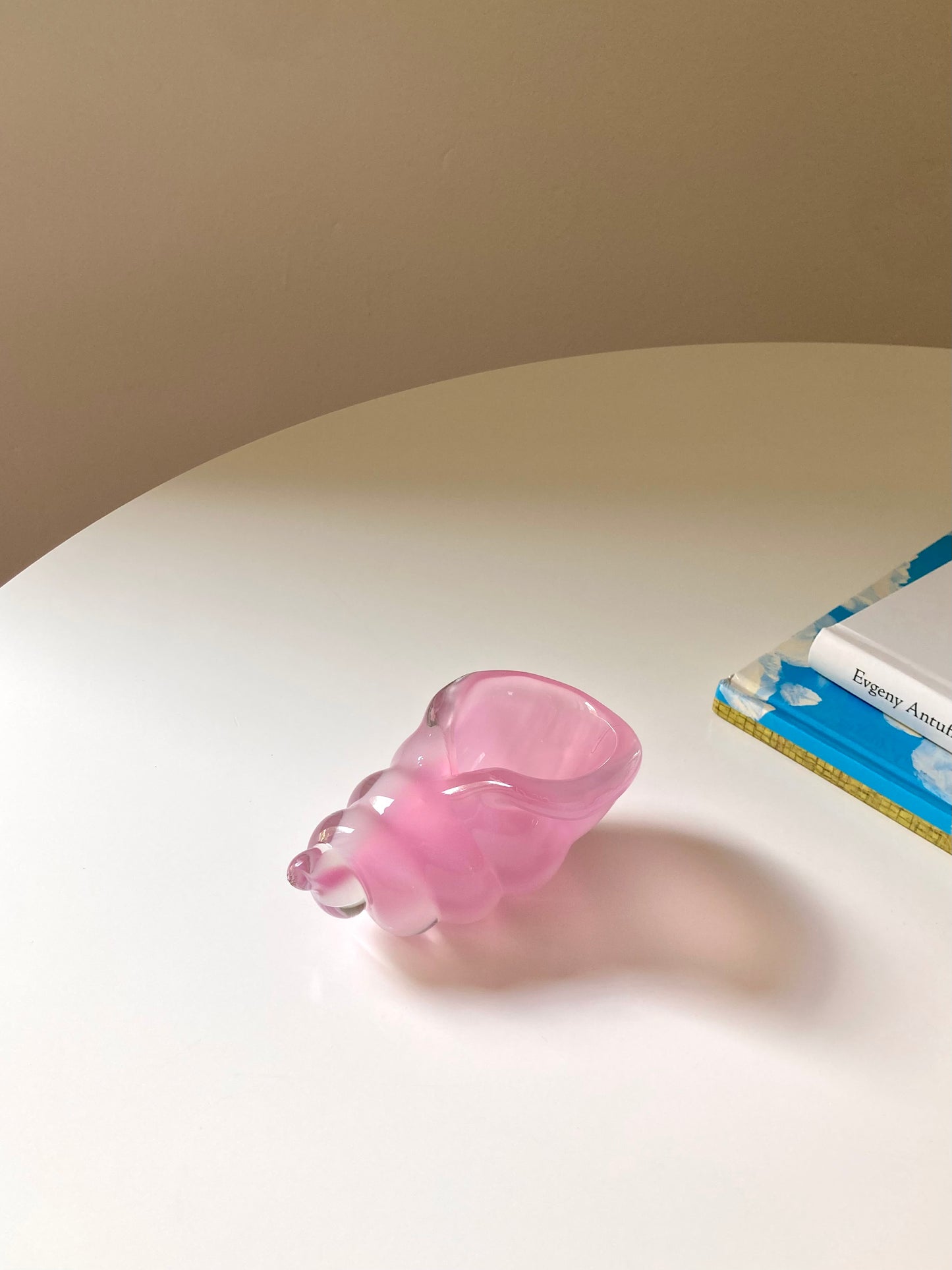 Shell-shaped pink glass bowl