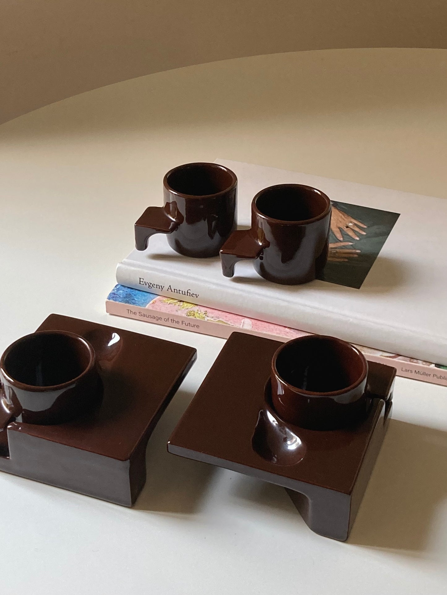 Ensemble de tasses à café couleur chocolat
