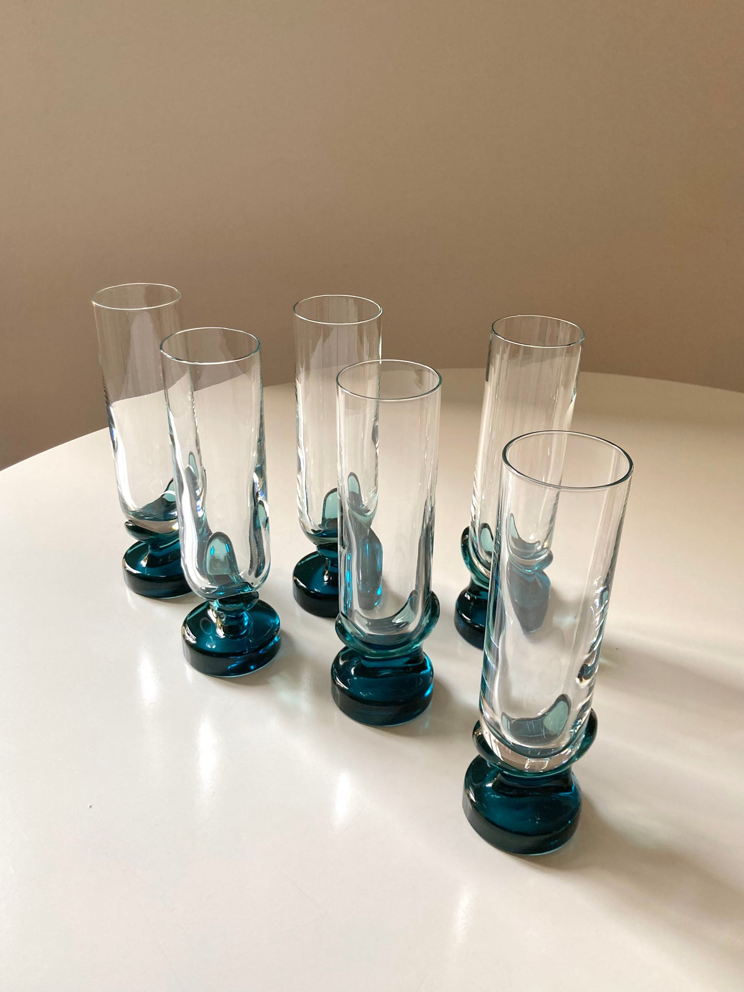 Set of 6 tall glasses with petrol blue base