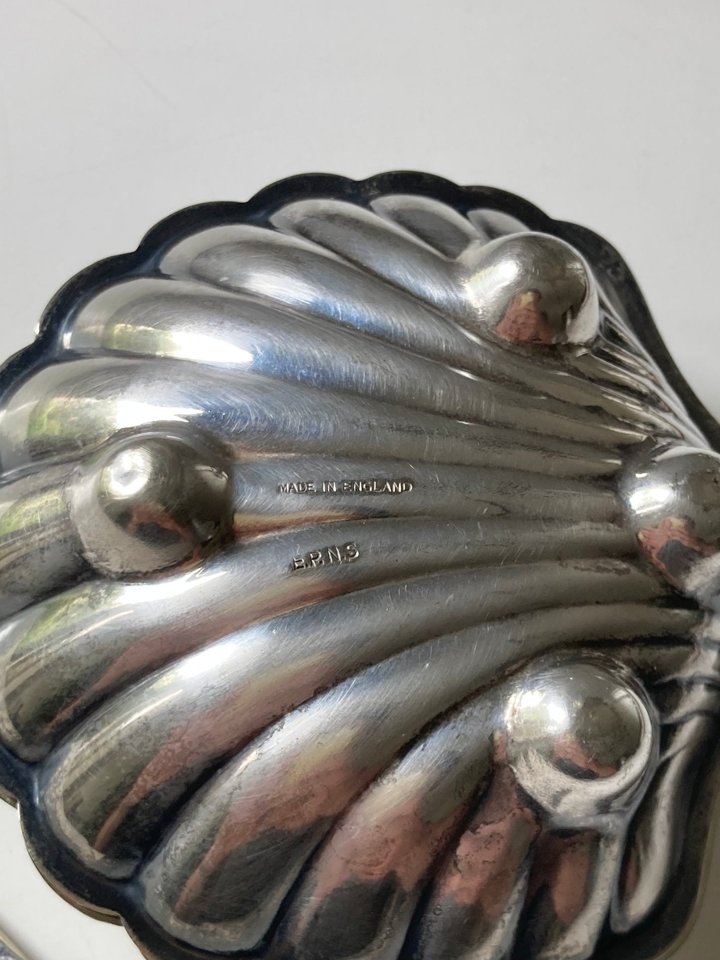 Due burriere vintage a forma di conchiglia