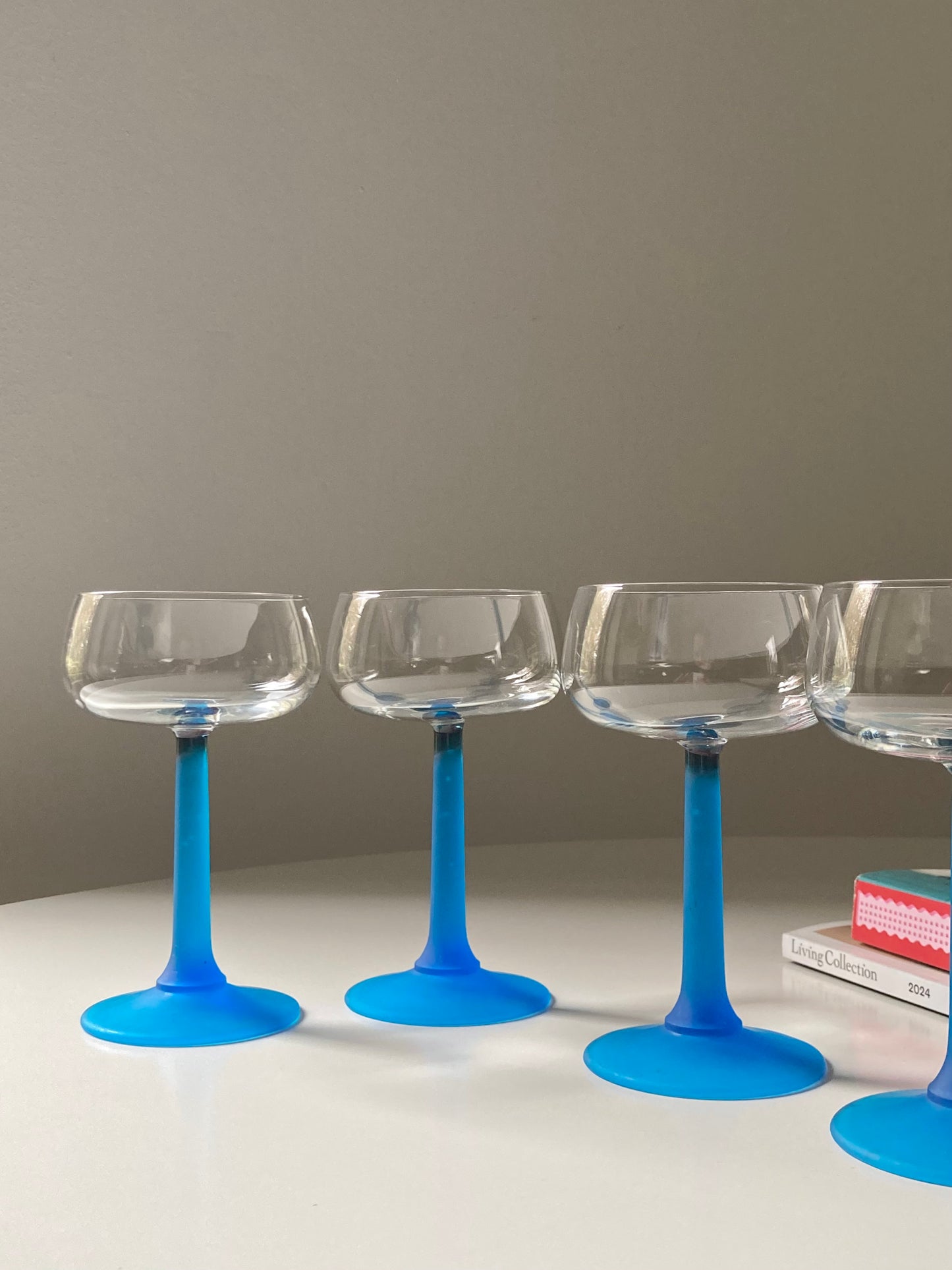 Set di 4 calici con stelo blu satinato