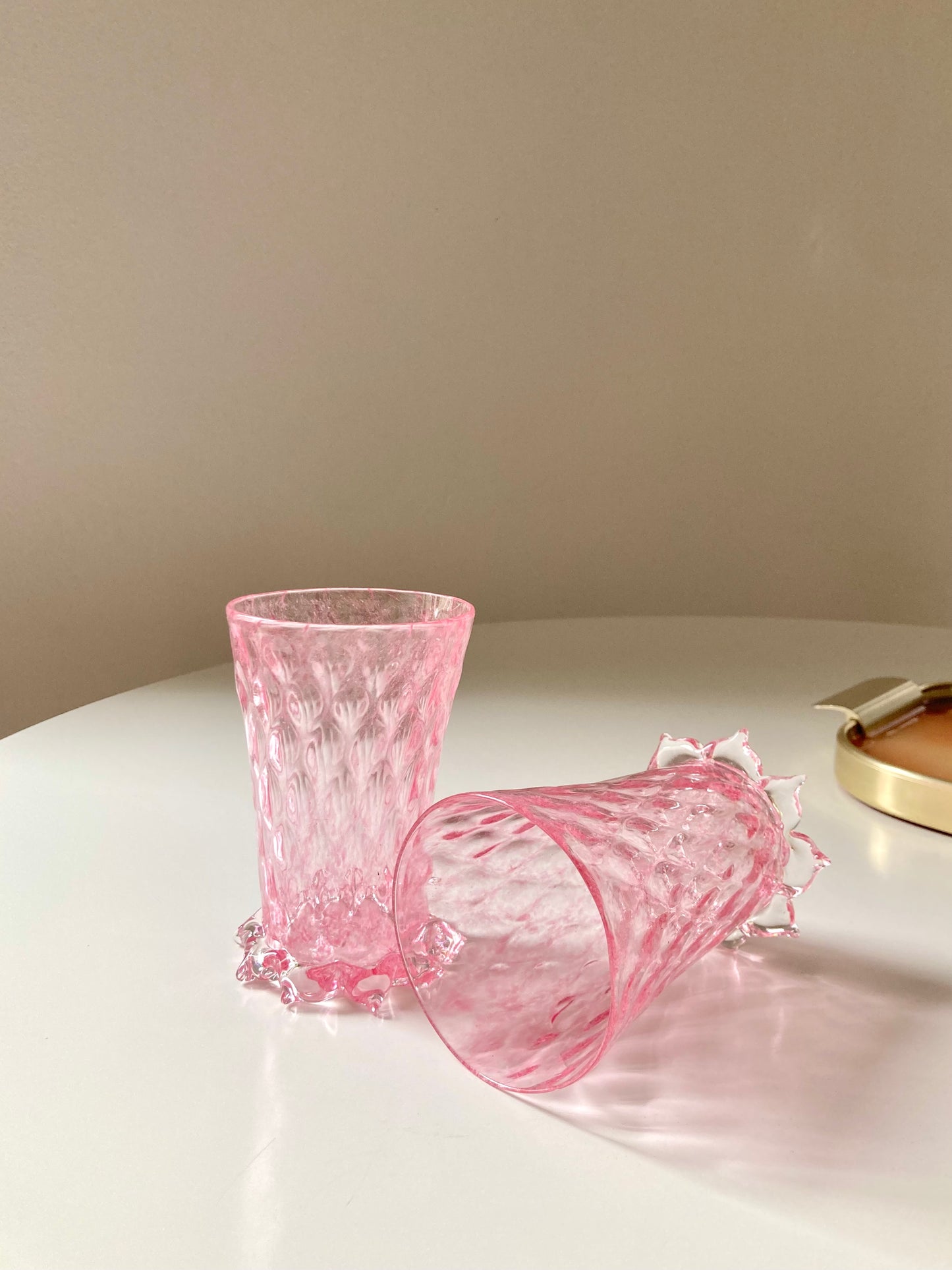 Bicchieri rosa con base in cristallo
