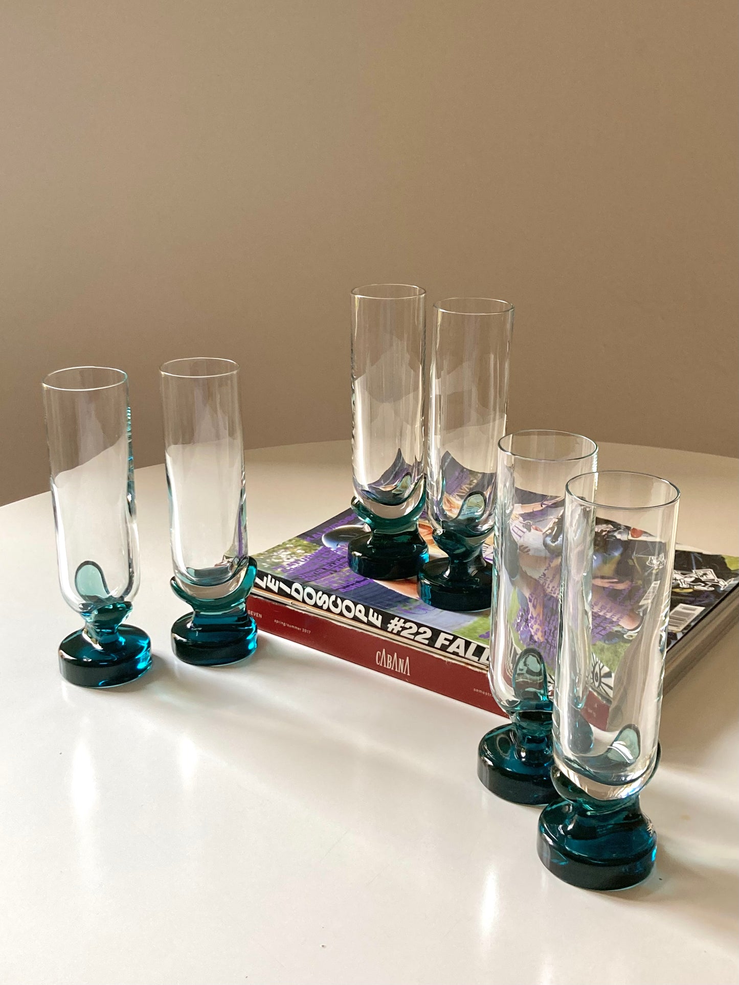 Set of 6 tall glasses with petrol blue base