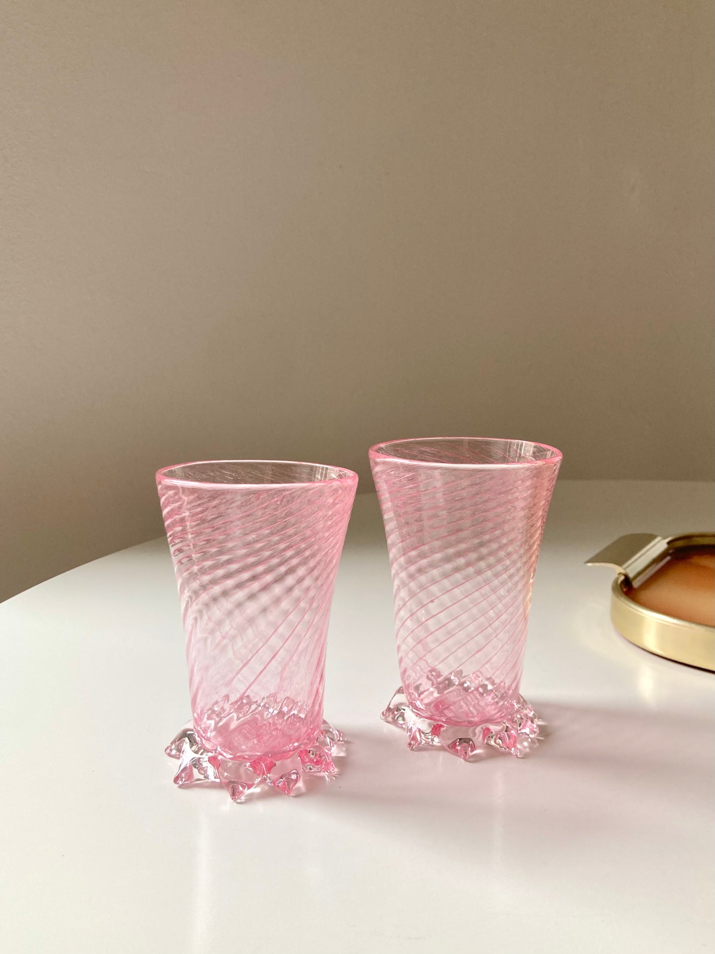Bicchieri rosa con base in cristallo