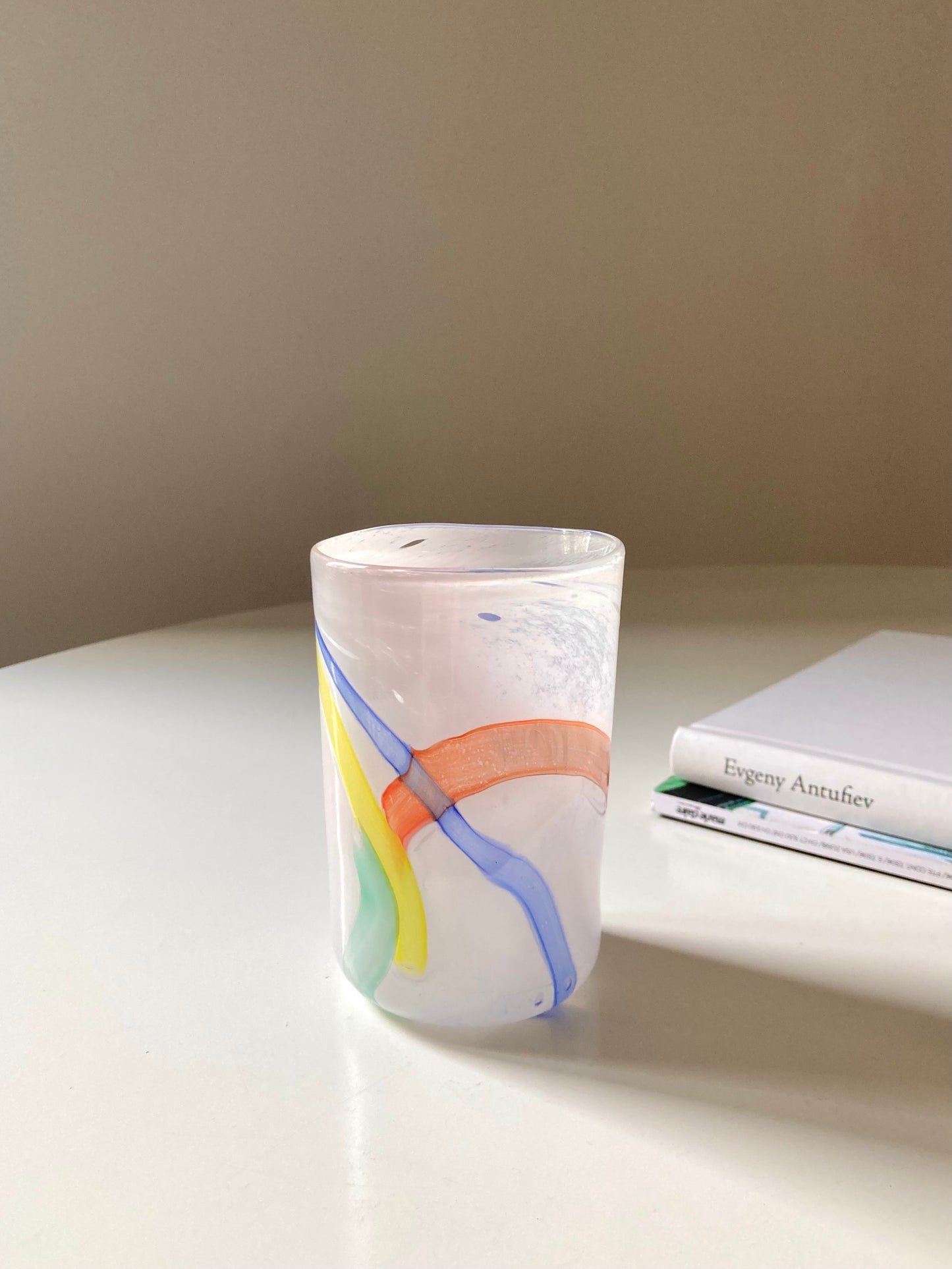Set di goti veneziani bianchi con linee colorate