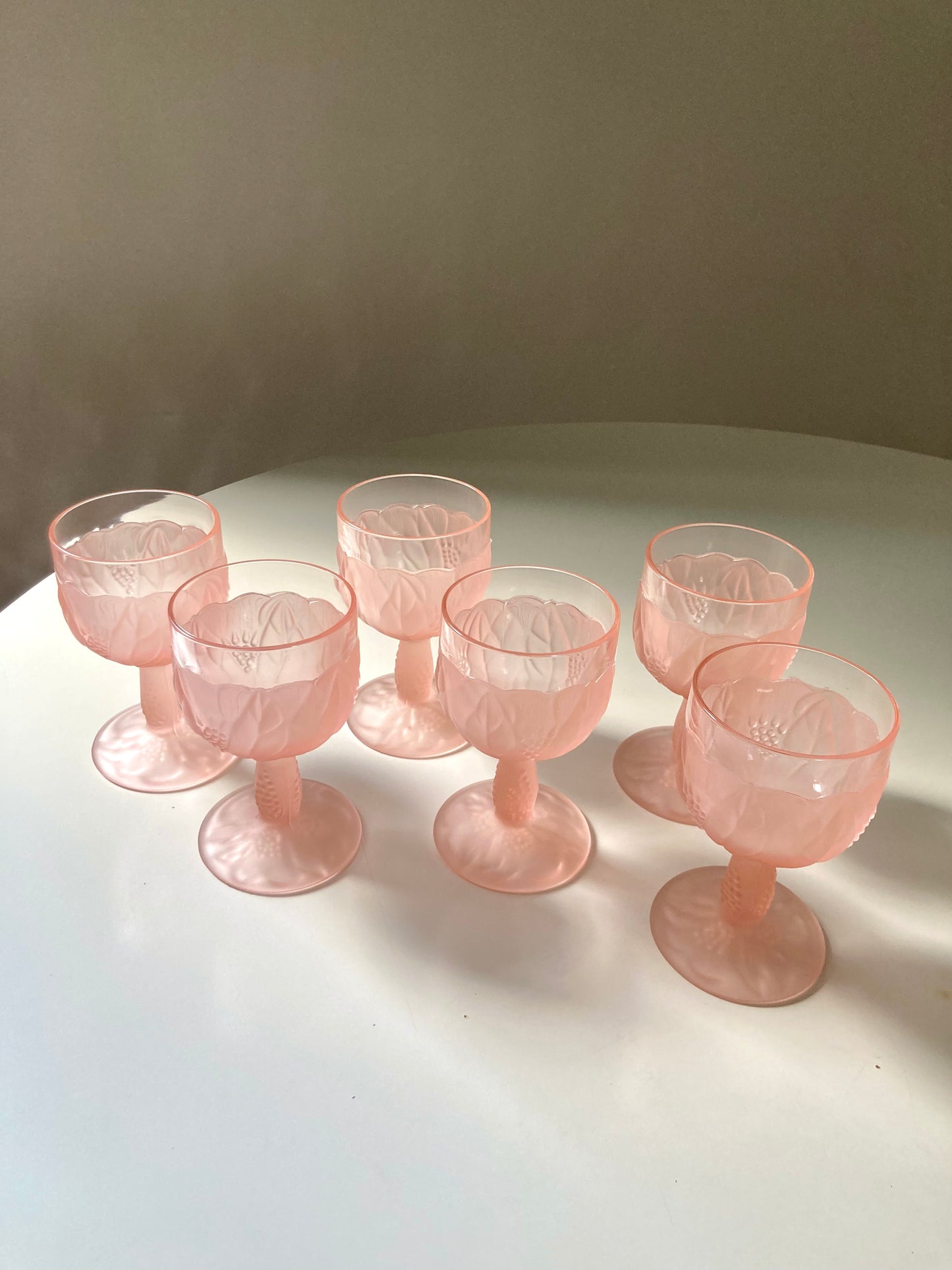 Set of 6 pink glasses with relief decoration