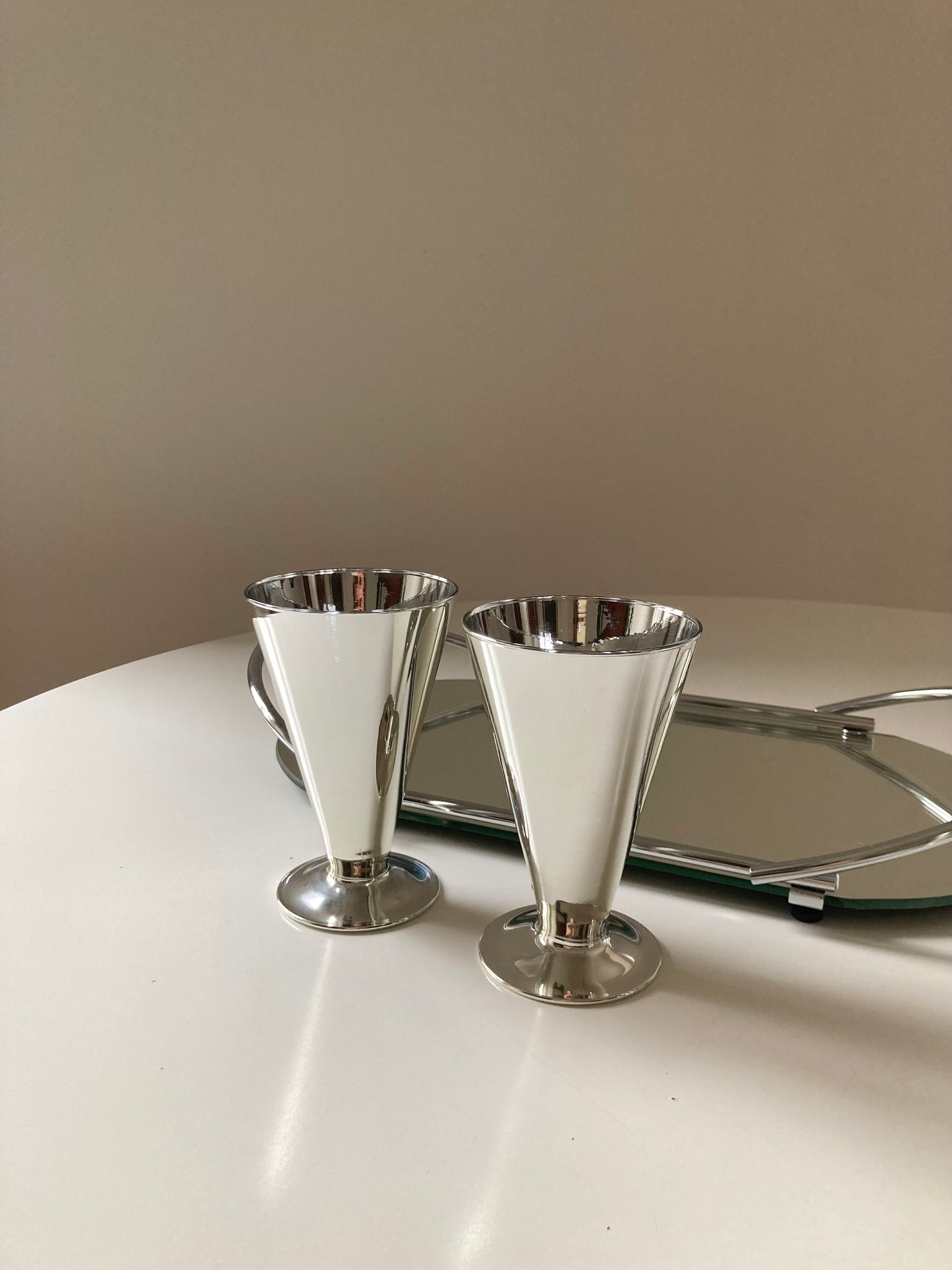 Set of 4 mirrored glasses with tray