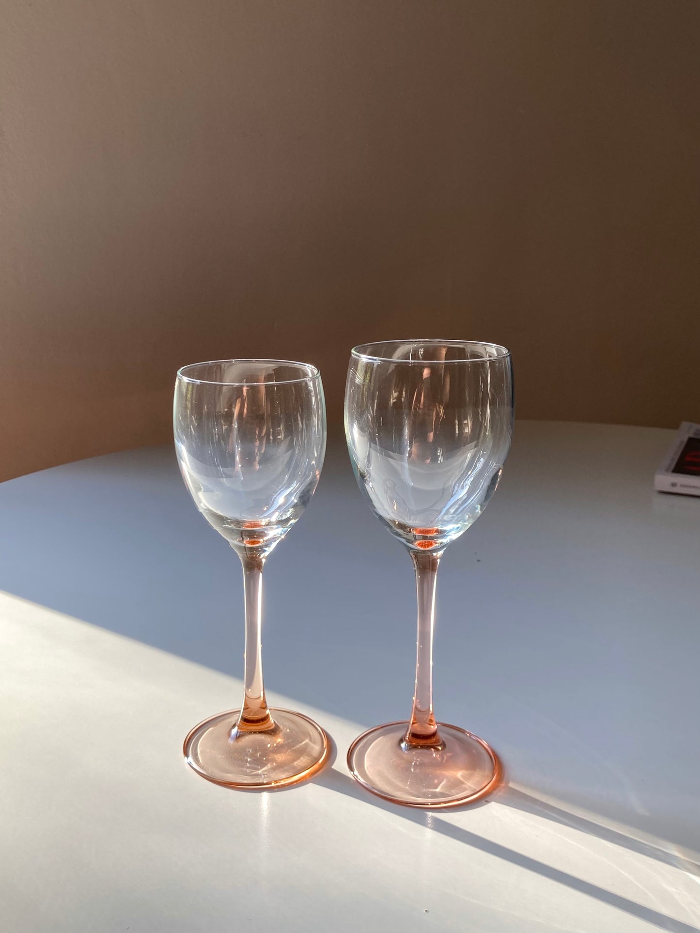 Set di calici da vino a stelo rosa