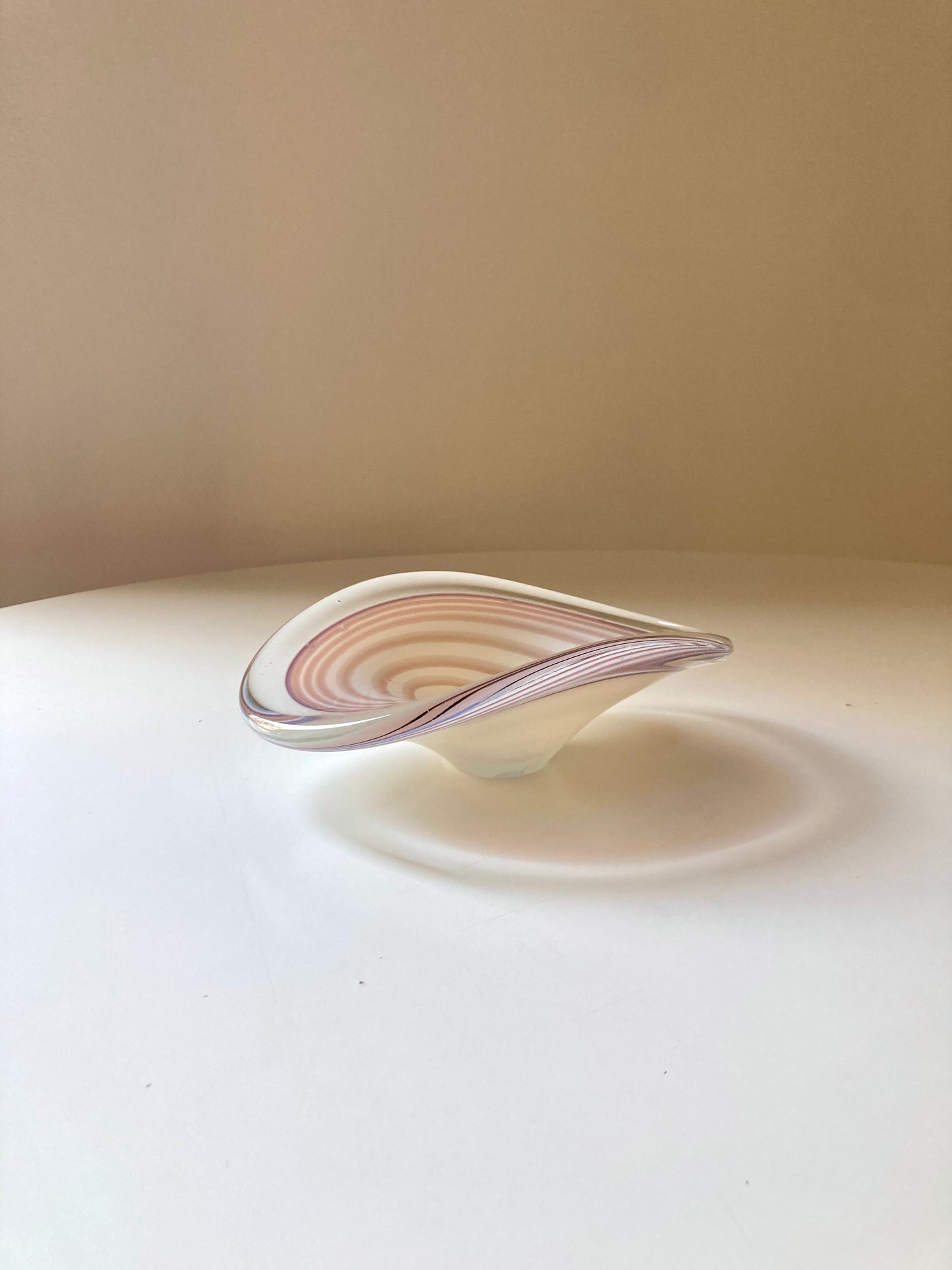 Sommerso glass bowl with pink spiral