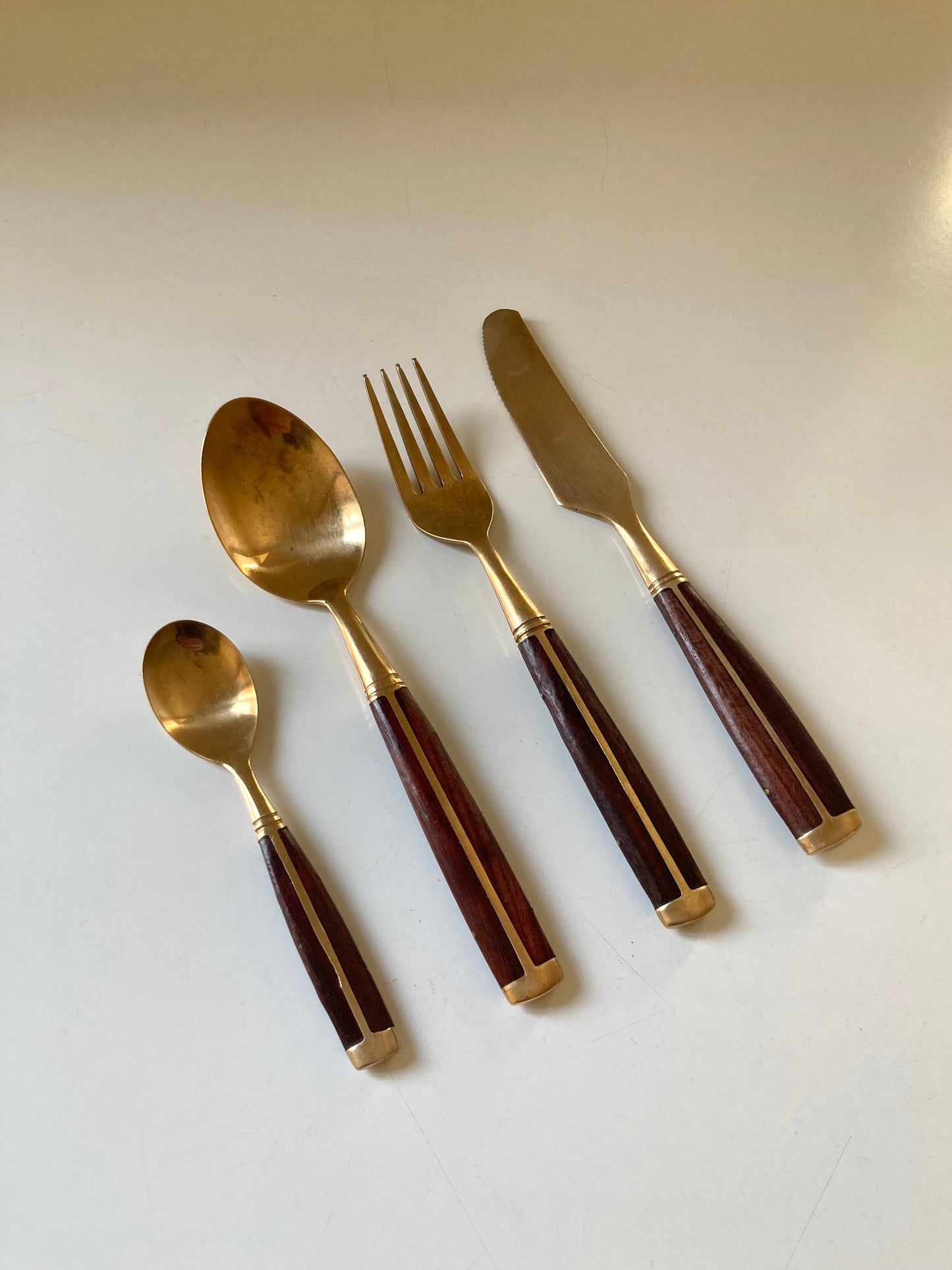 Set of 24 cutlery pieces in brass-plated steel and teak