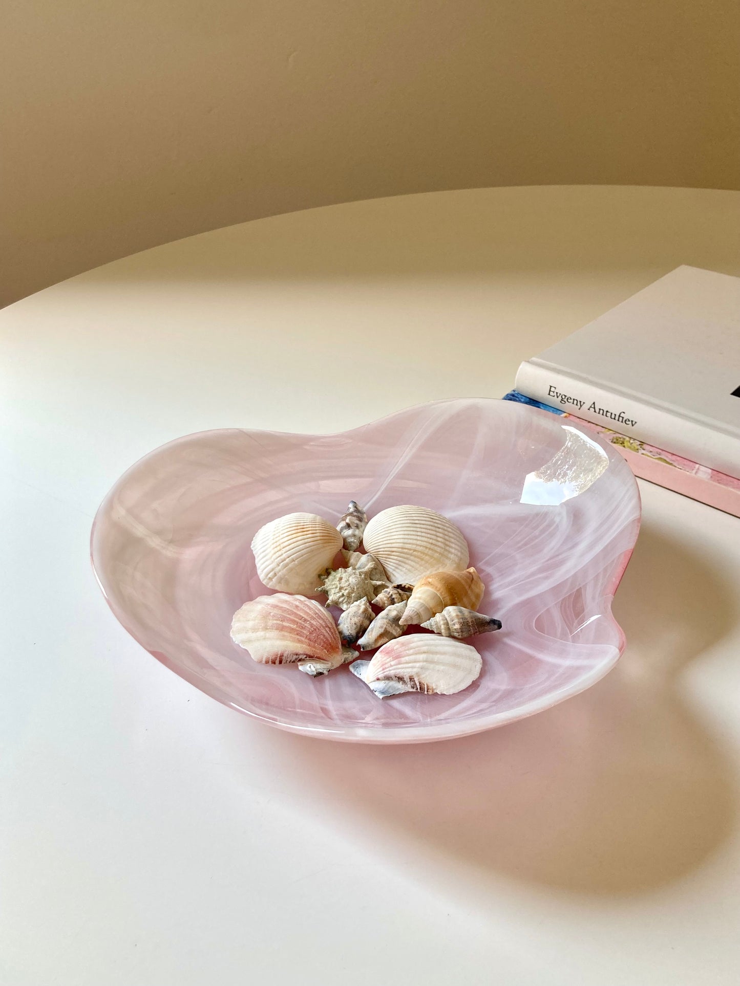 Pocket tray in pink and white glass