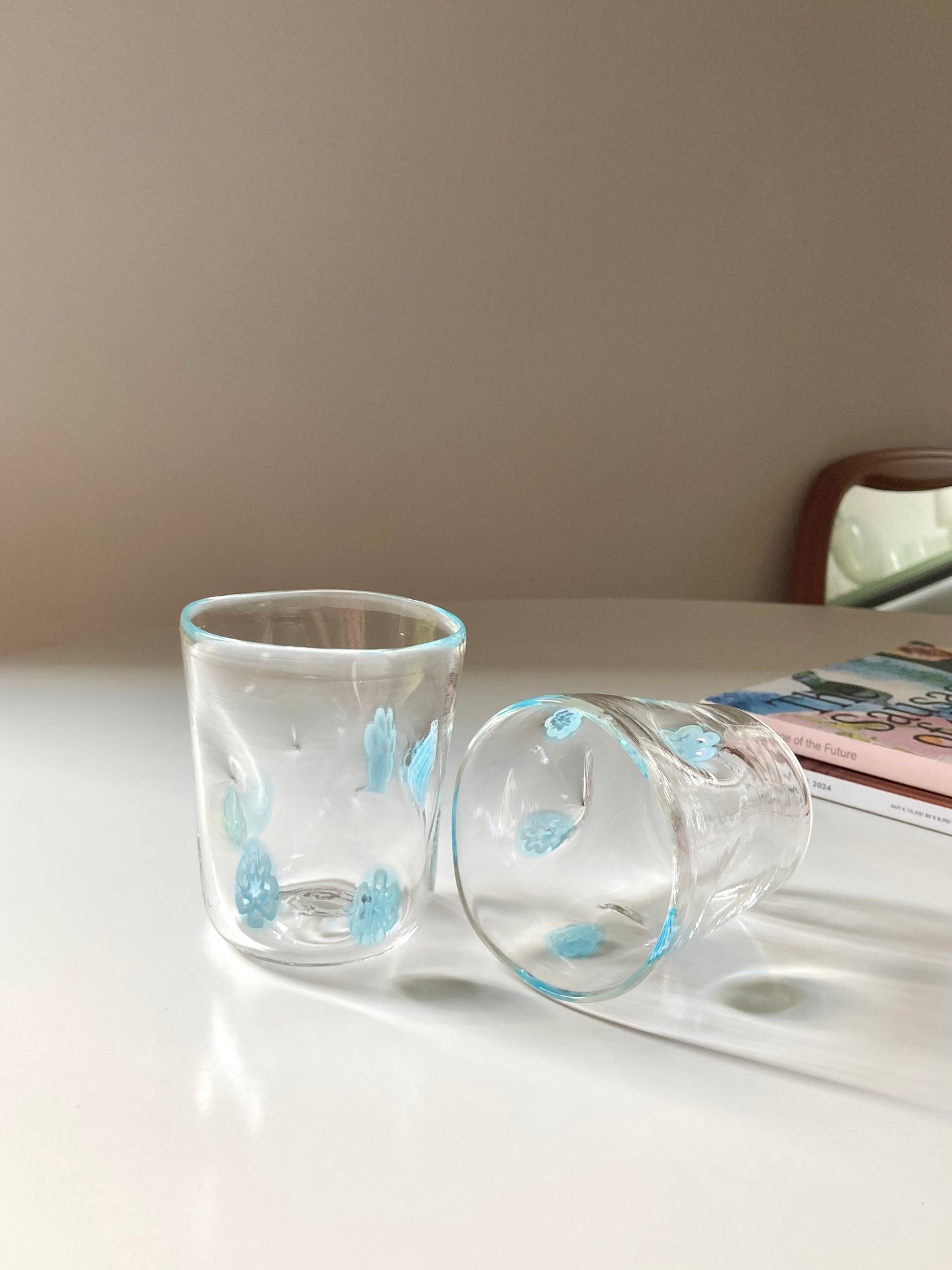 Set di goti veneziani con fiori azzurri