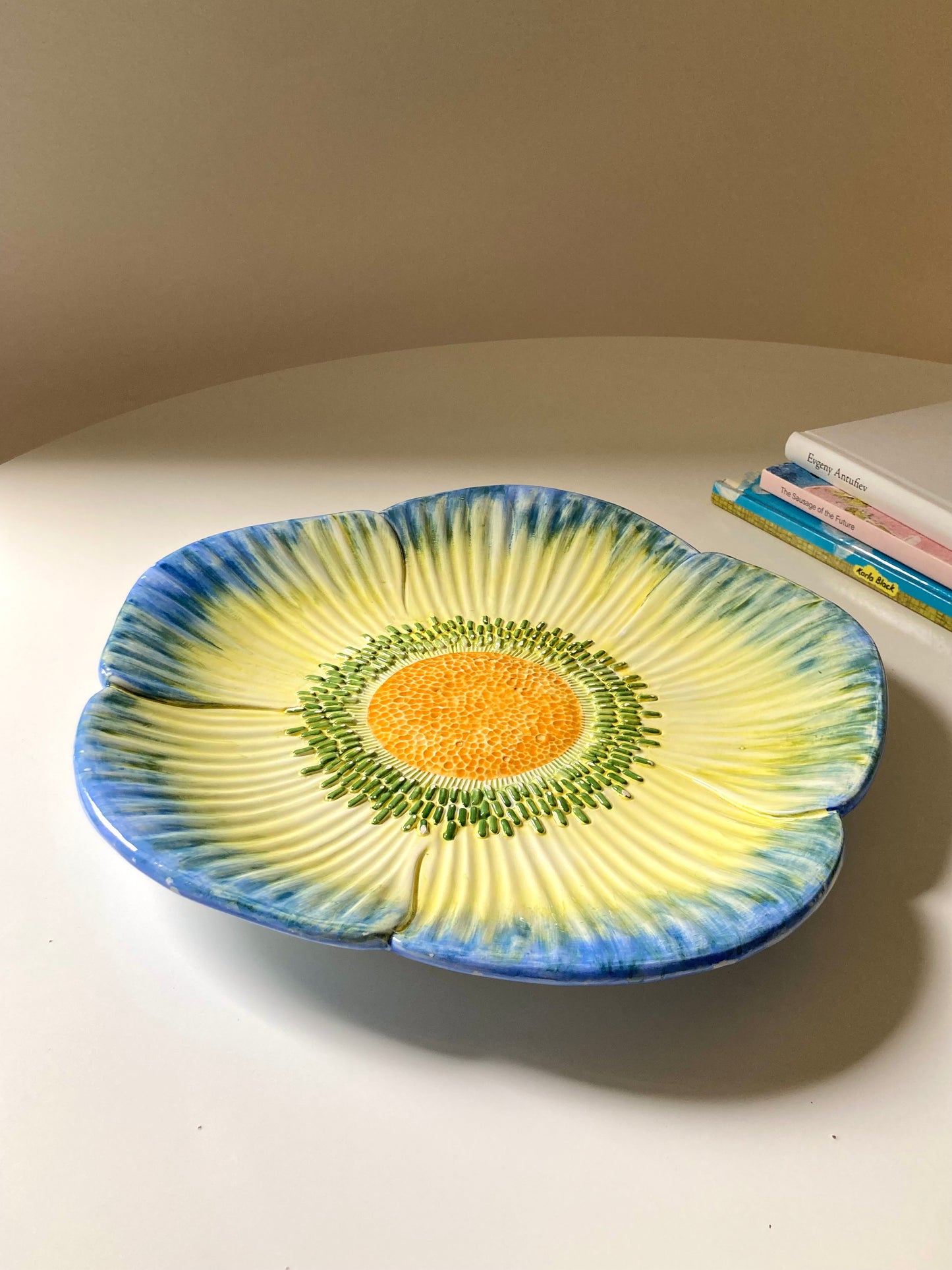 Large flower-shaped plate in Bassano ceramic