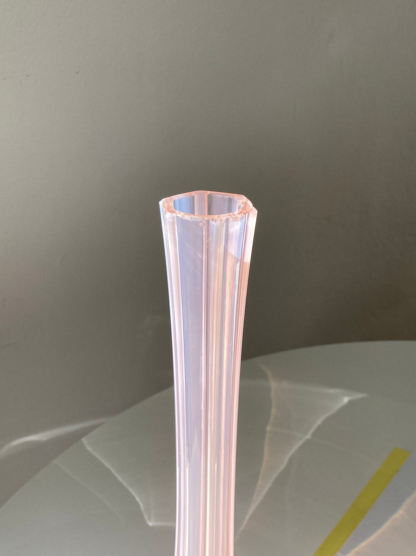 Grande vaso alto in vetro rosa