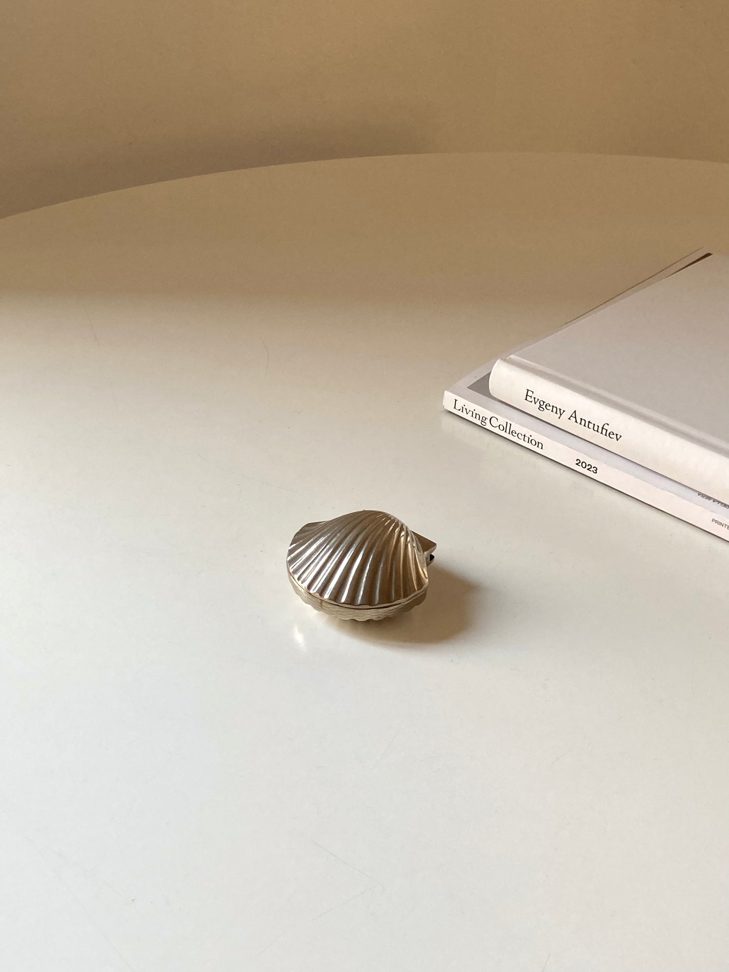 Vintage shell-shaped box