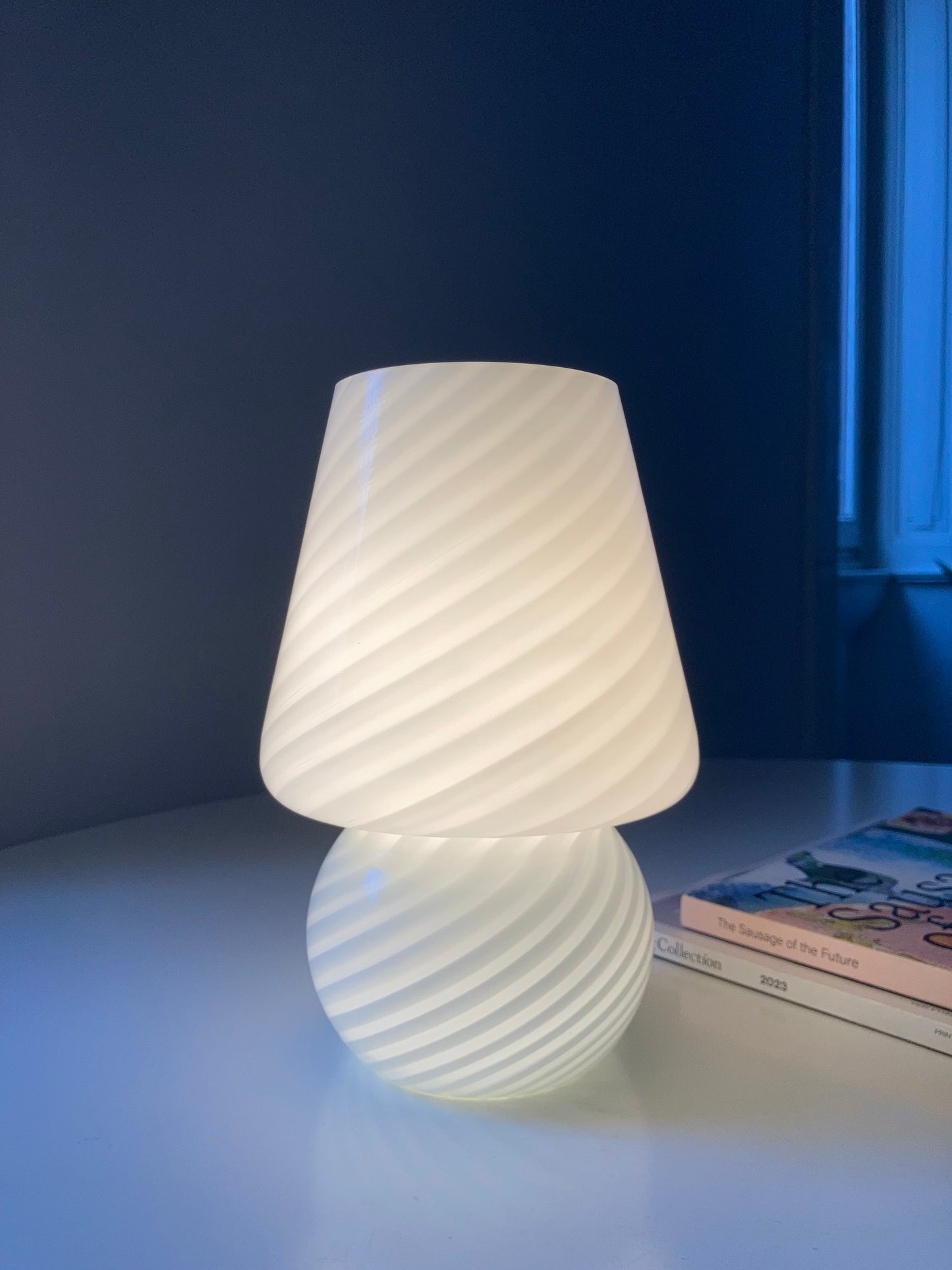 Lampada a funghetto bianca con spirale