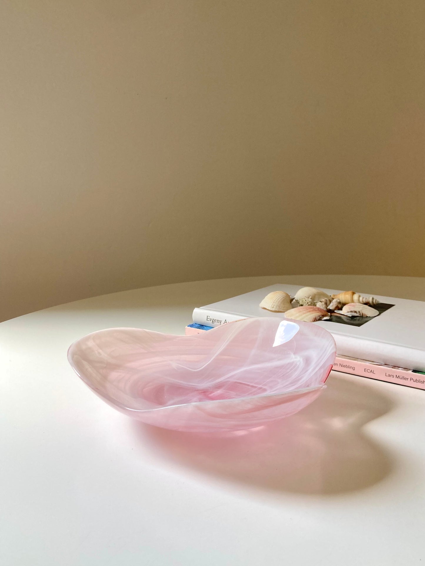 Pocket tray in pink and white glass