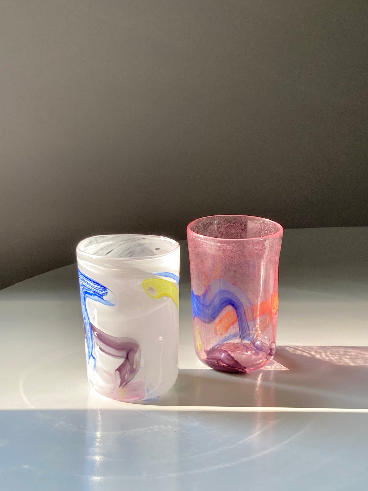 Set di goti veneziani bianchi con linee colorate