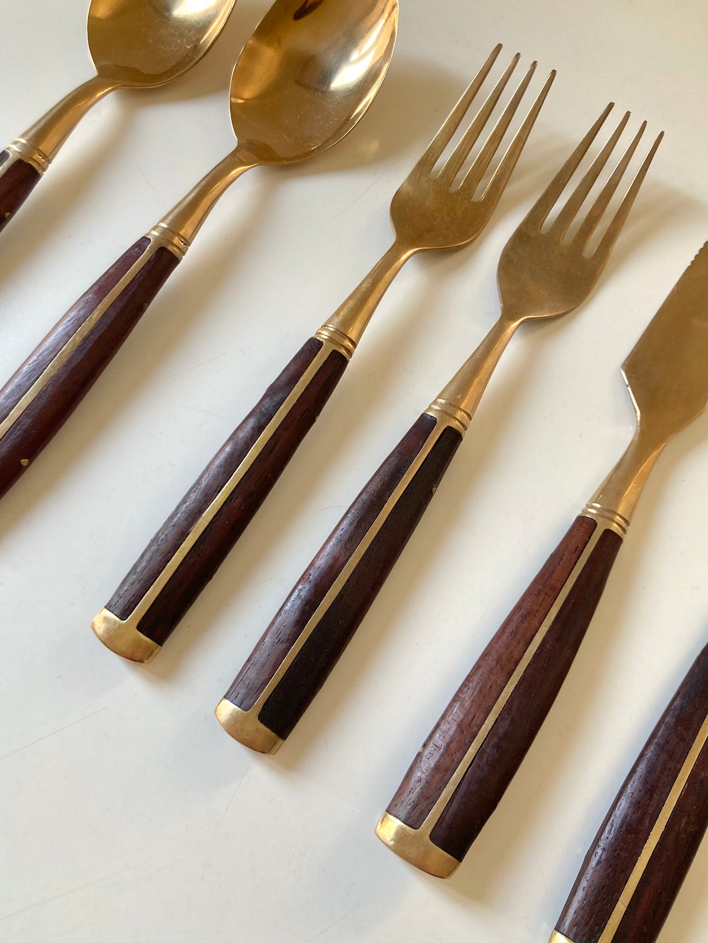 Set of 24 cutlery pieces in brass-plated steel and teak