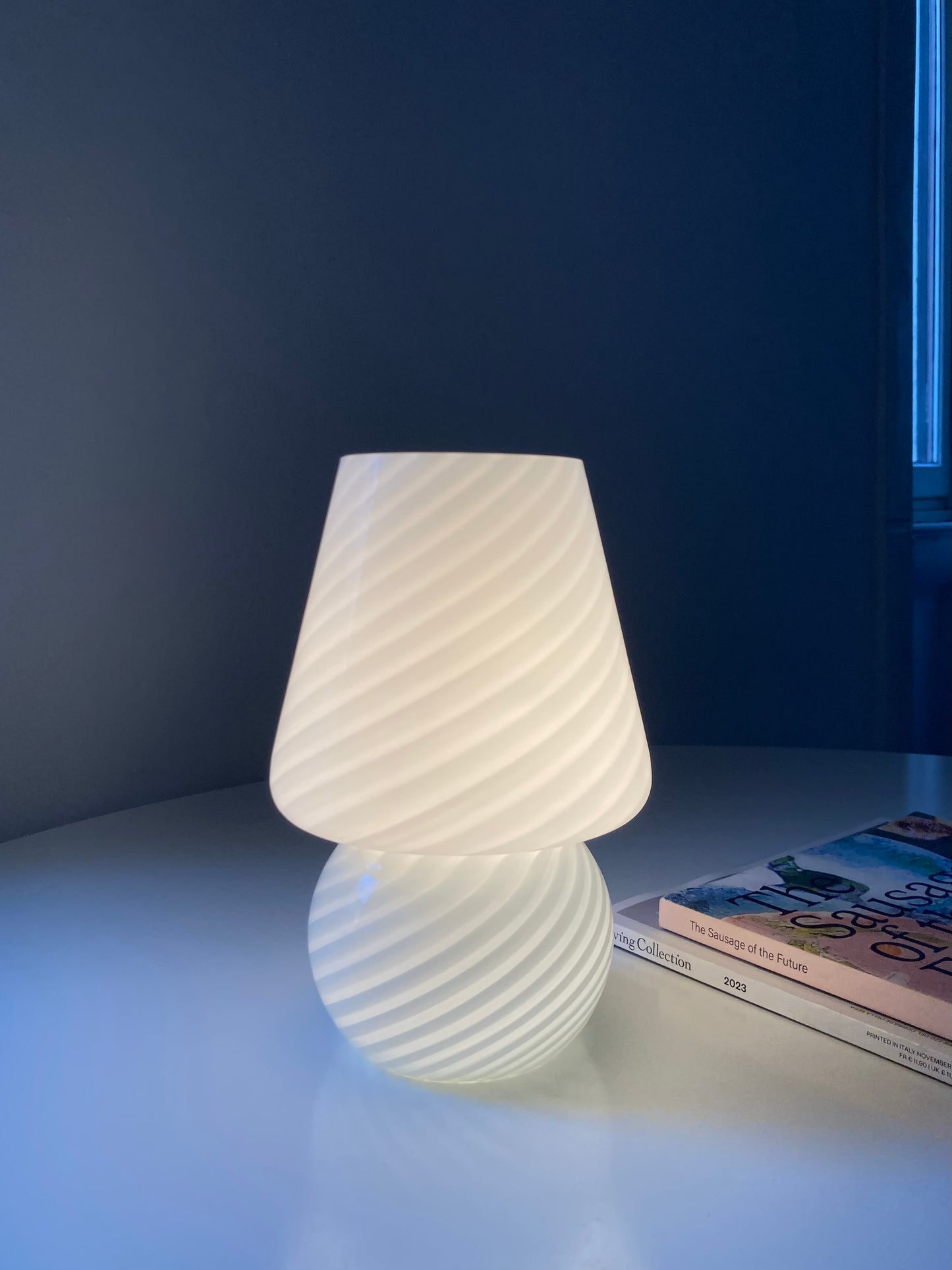 Lampada a funghetto bianca con spirale