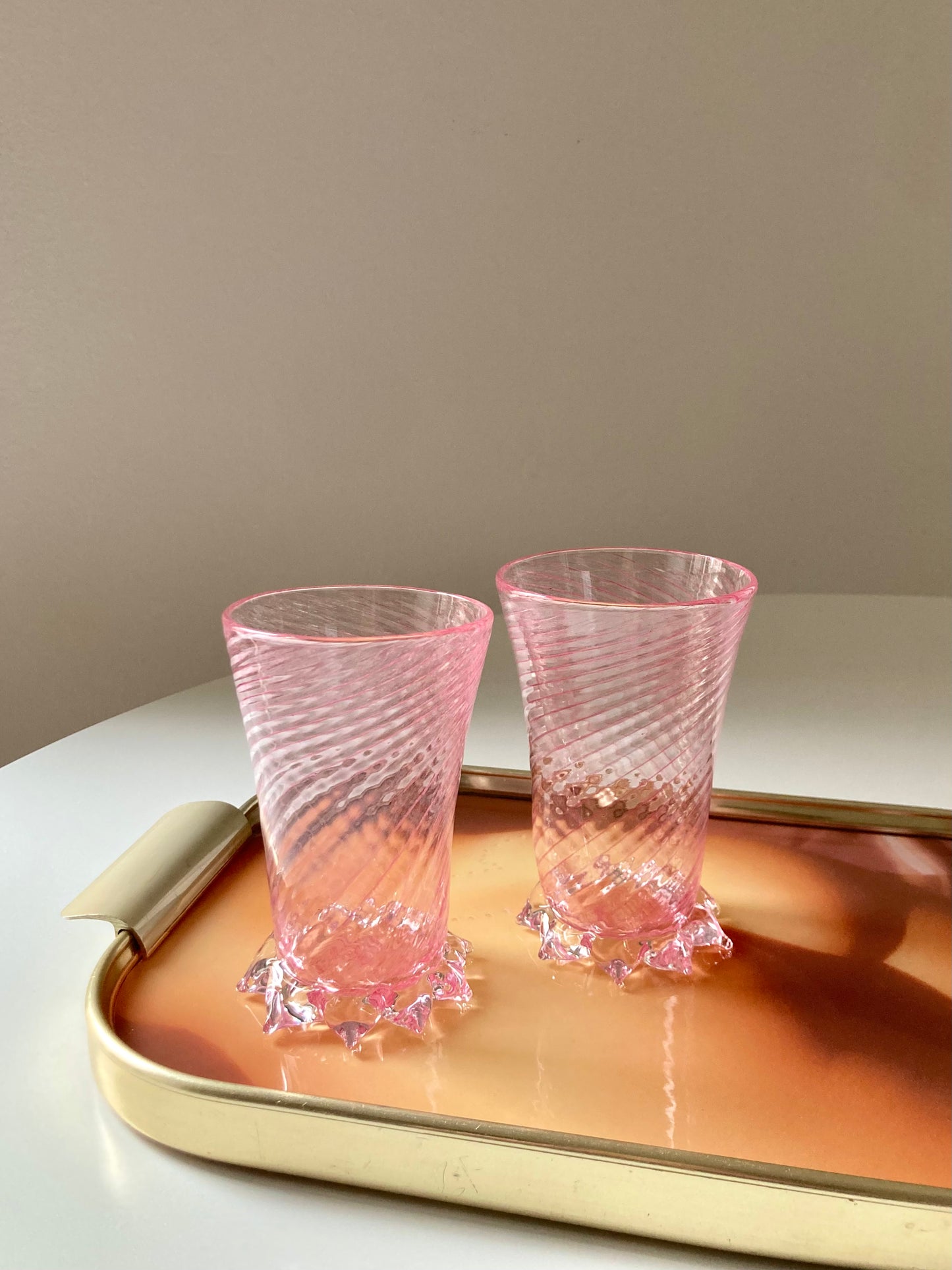 Bicchieri rosa con base in cristallo