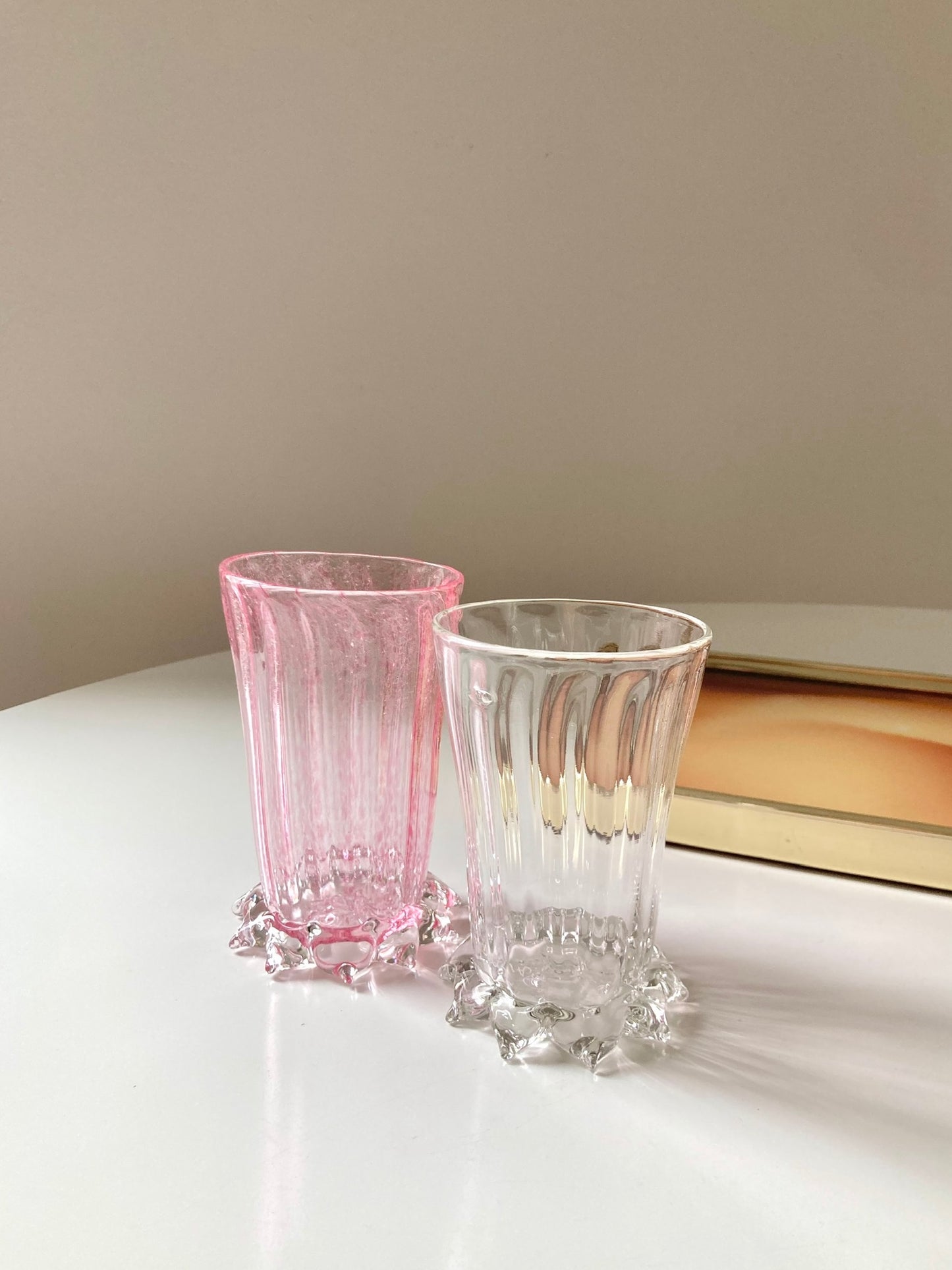 Bicchieri rosa con base in cristallo