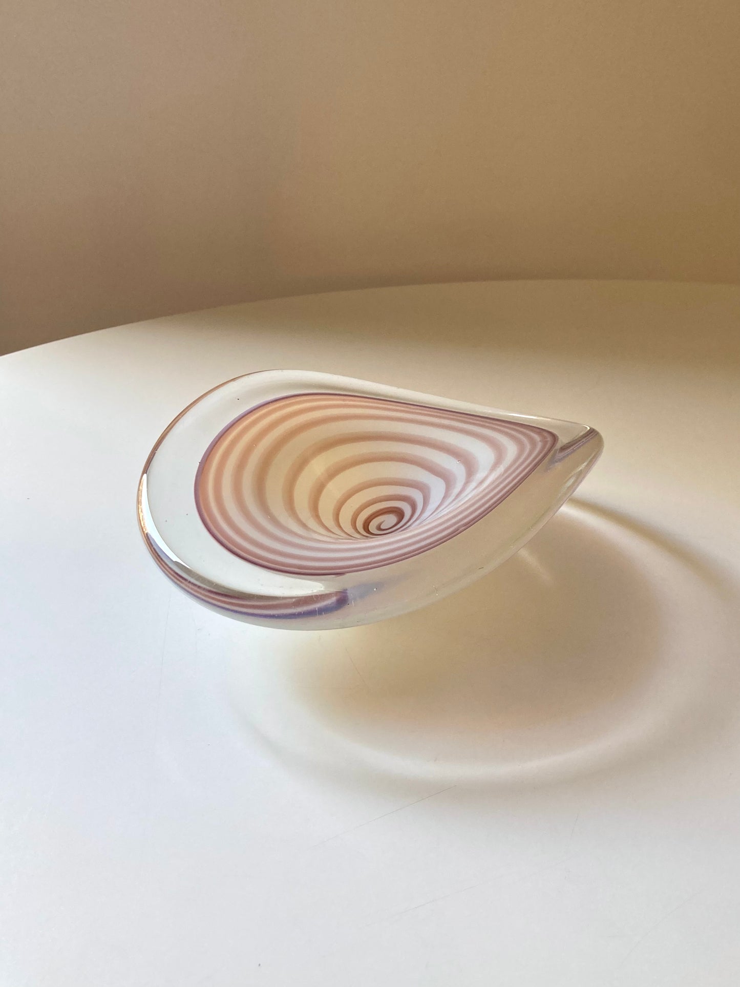 Sommerso glass bowl with pink spiral