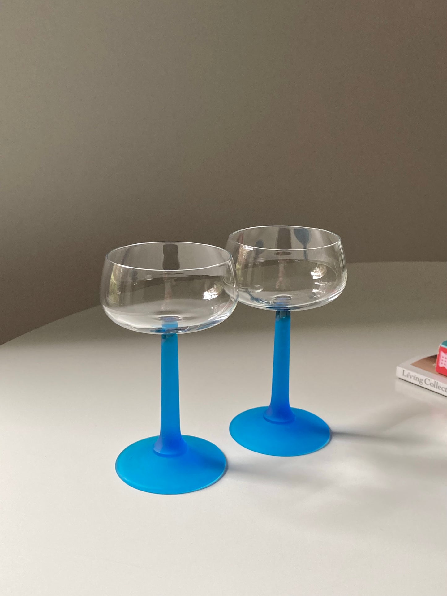 Set di 4 calici con stelo blu satinato