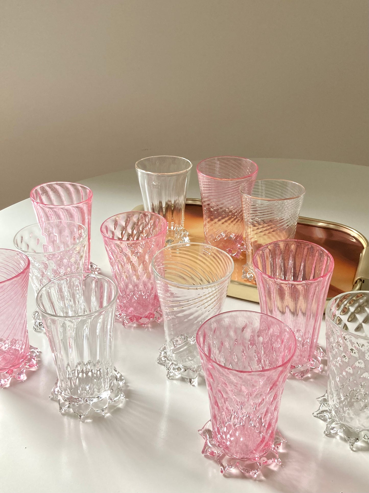 Bicchieri rosa con base in cristallo