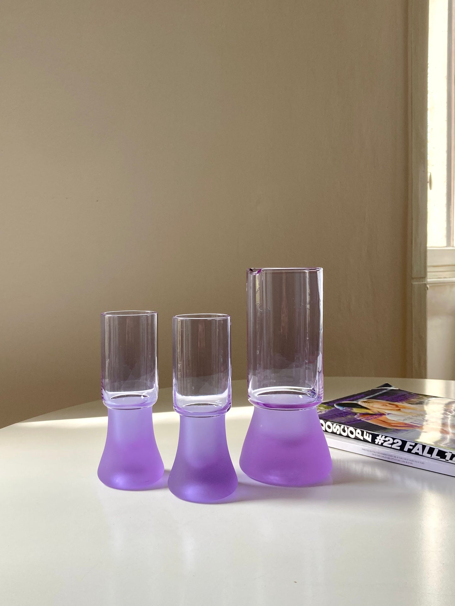 Set of 4 purple glass glasses and jug