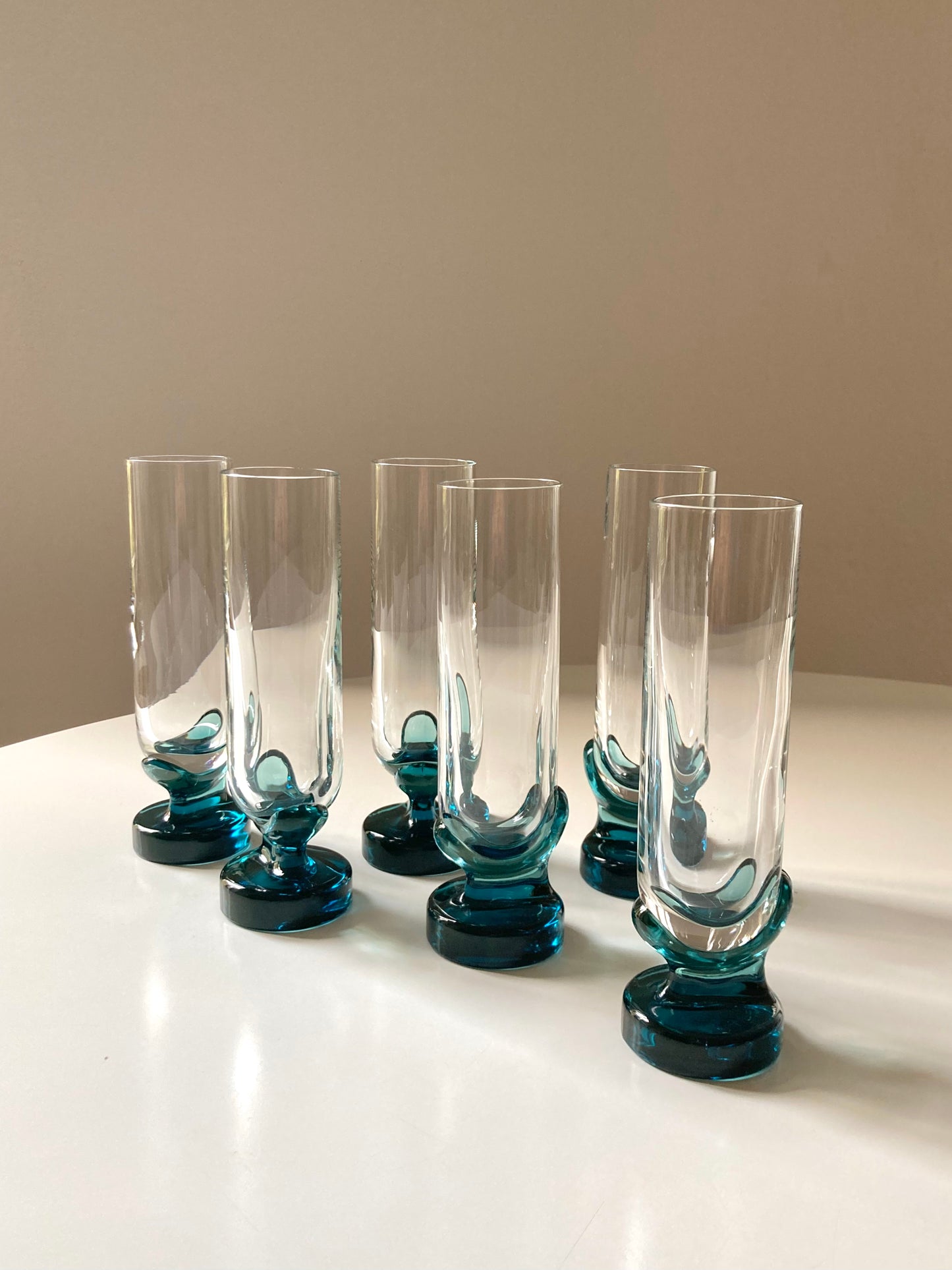 Set of 6 tall glasses with petrol blue base