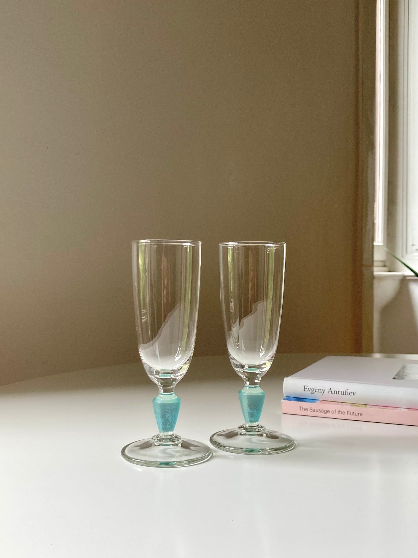 Set of 6 flutes with blue stem