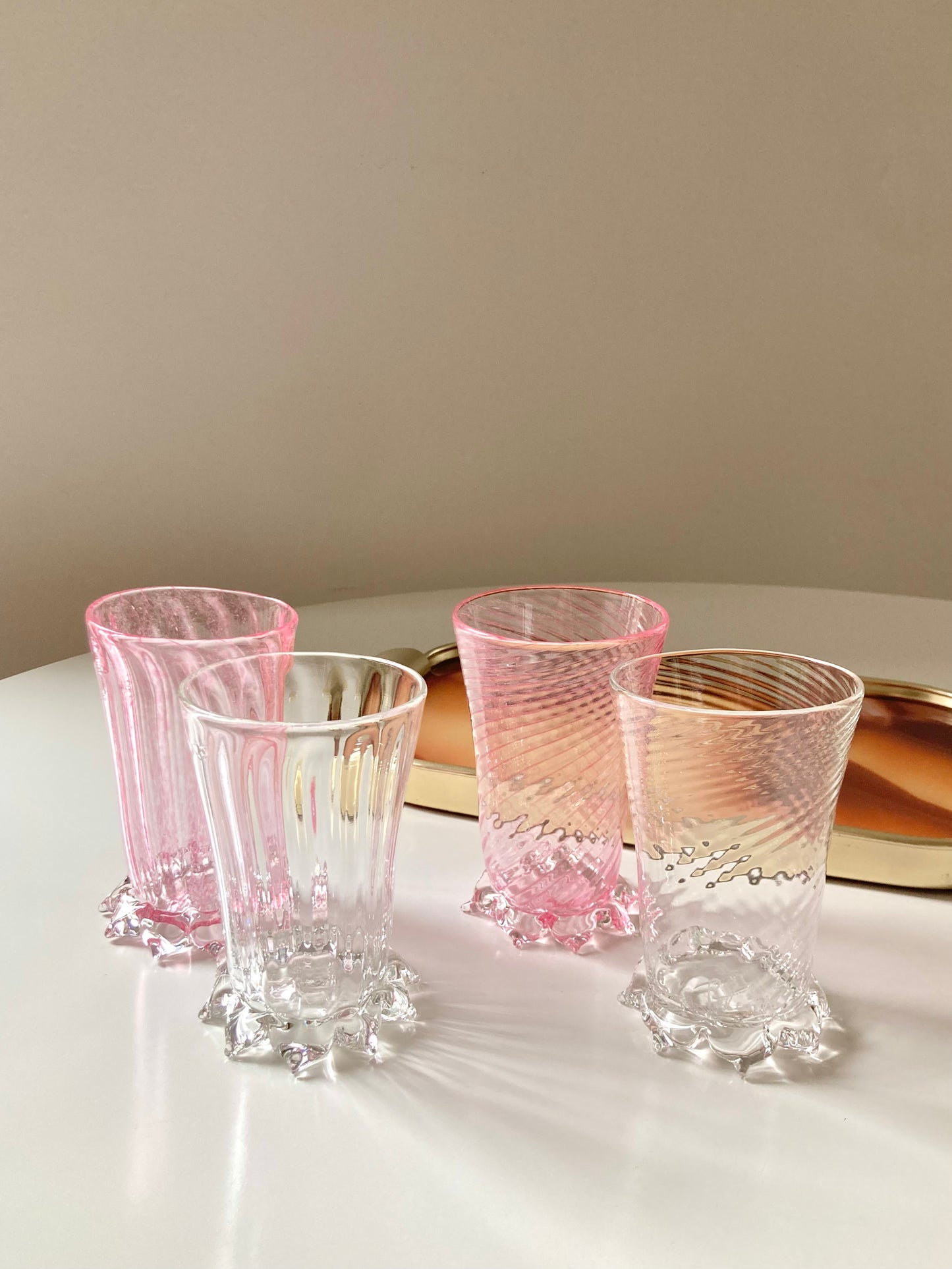 Bicchieri rosa con base in cristallo