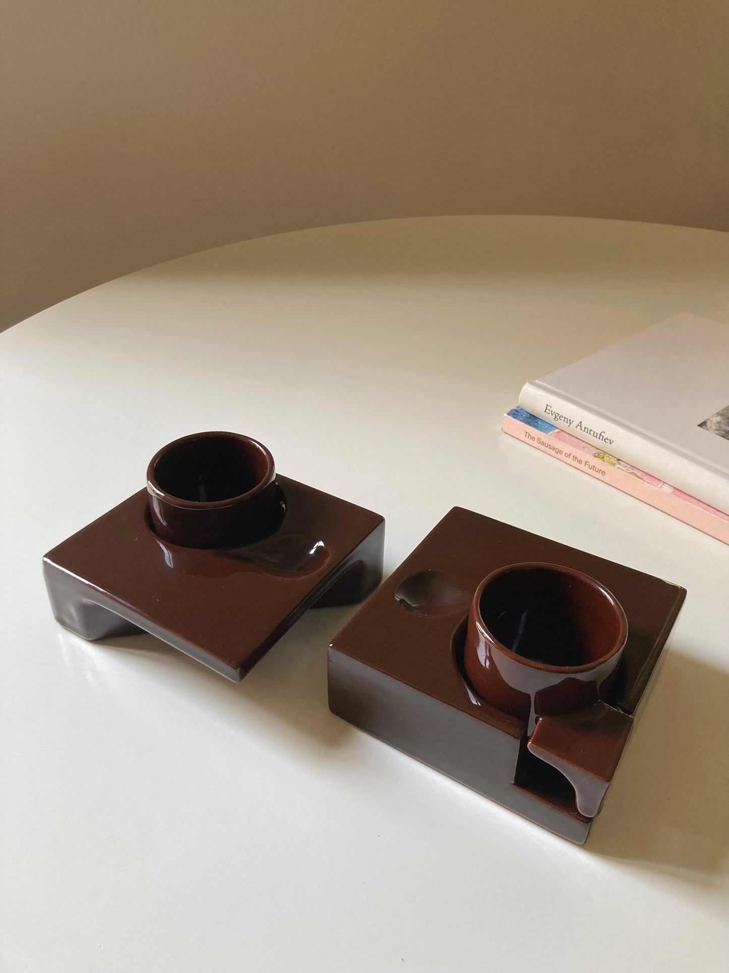 Ensemble de tasses à café couleur chocolat