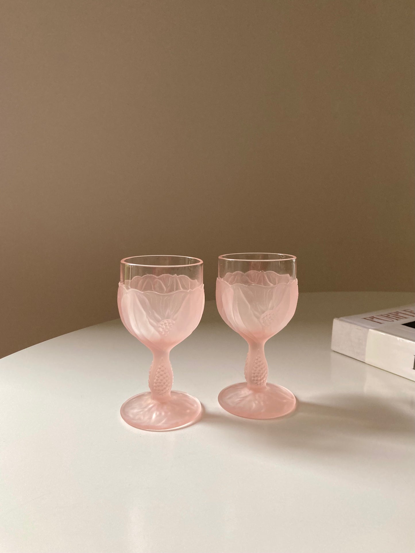 Set of 4 pink glasses with floral motif